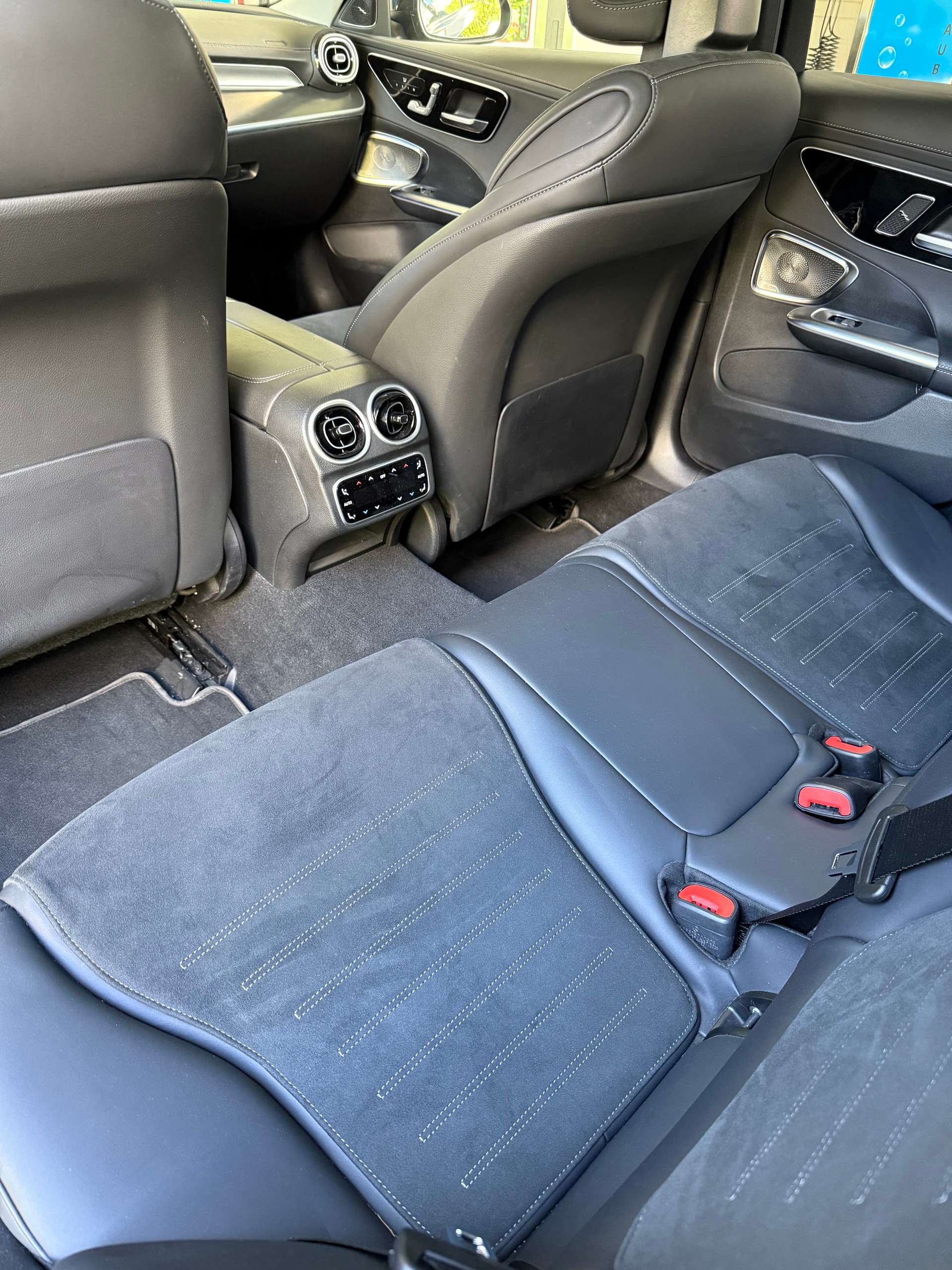 MERCEDES-BENZ C 200 AMG Line 4matic-image-4