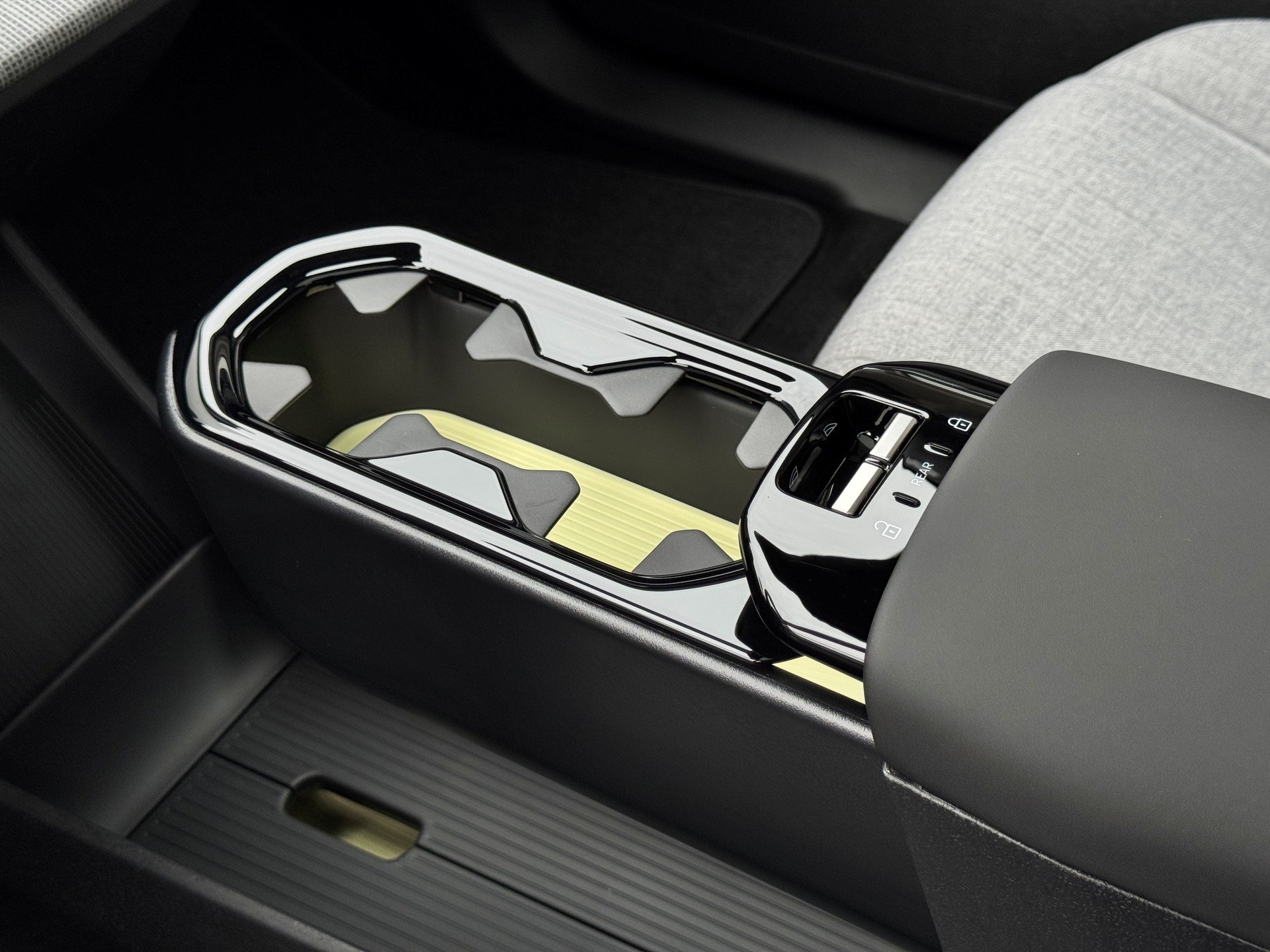 VOLVO EX30 E60 Twin Ultra Performance AWD-image-17