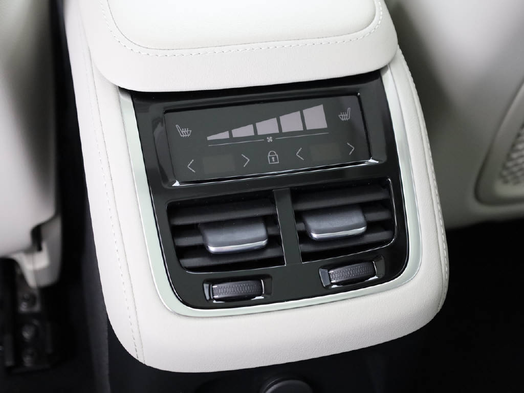 VOLVO XC90 2.0 TE T8 XCLUSIVE Ultra Dark eAWD-image-28