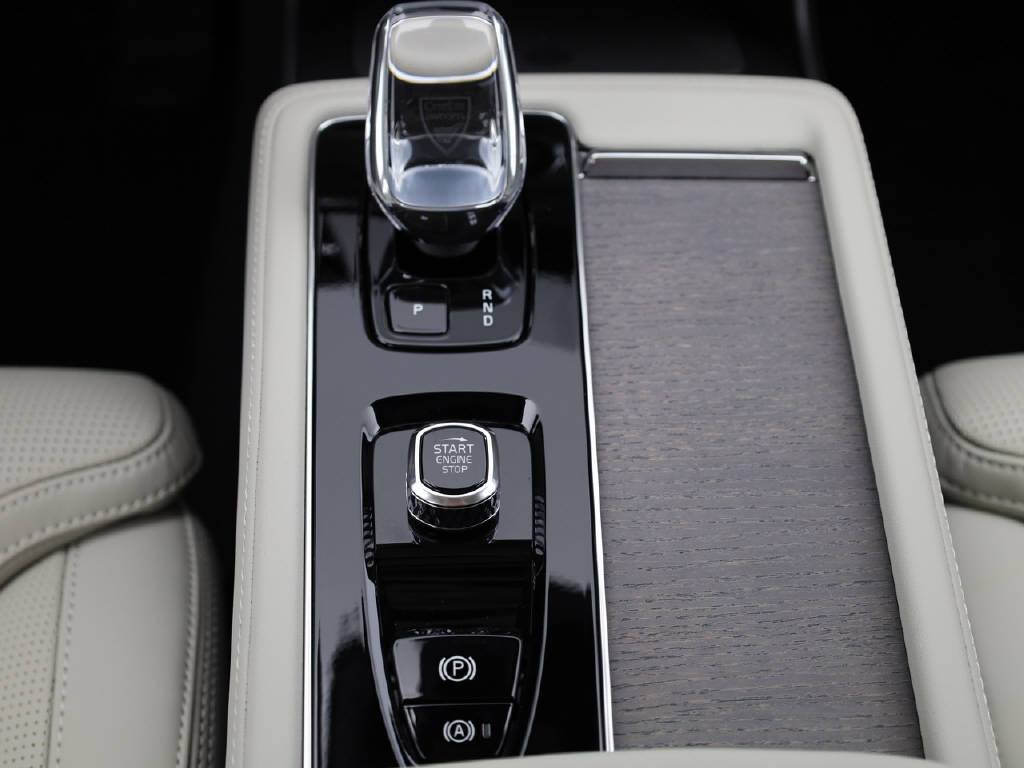 VOLVO XC90 2.0 TE T8 XCLUSIVE Ultra Dark eAWD-image-3