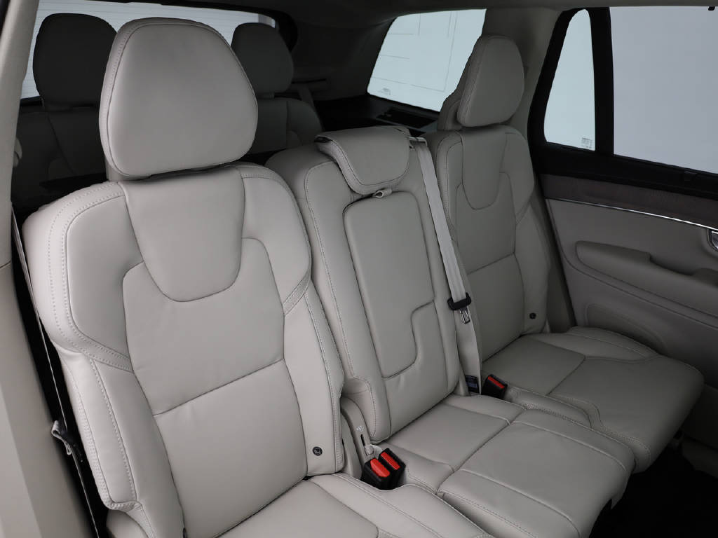 VOLVO XC90 2.0 TE T8 XCLUSIVE Ultra Dark eAWD-image-4