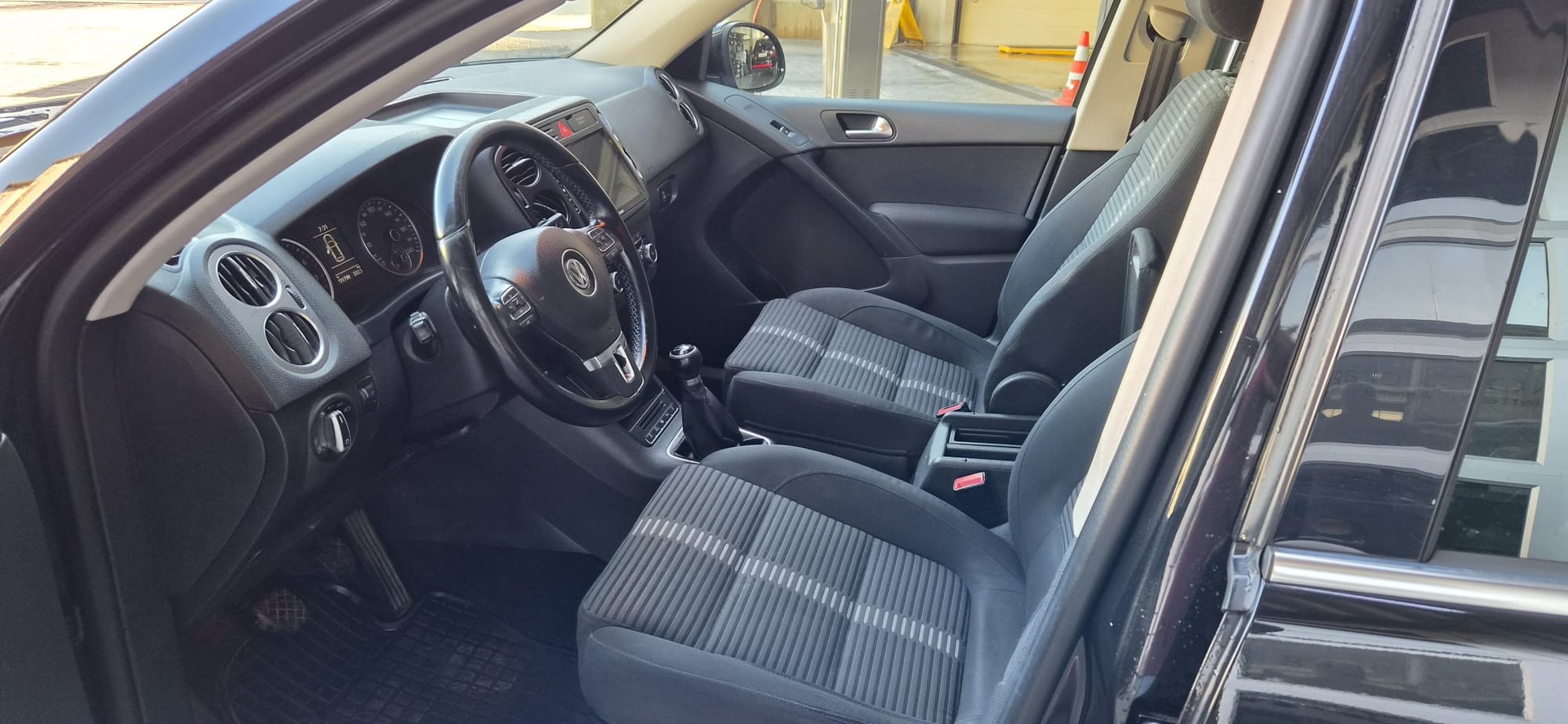 VW Tiguan 2.0 TSI Sport&Style-image-4