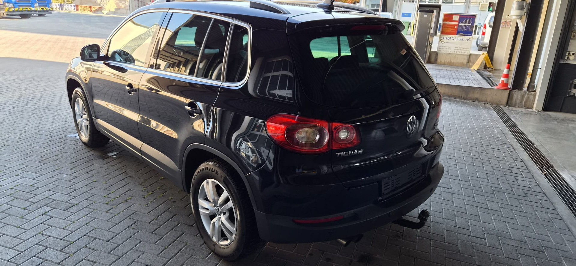 VW Tiguan 2.0 TSI Sport&Style-image-2