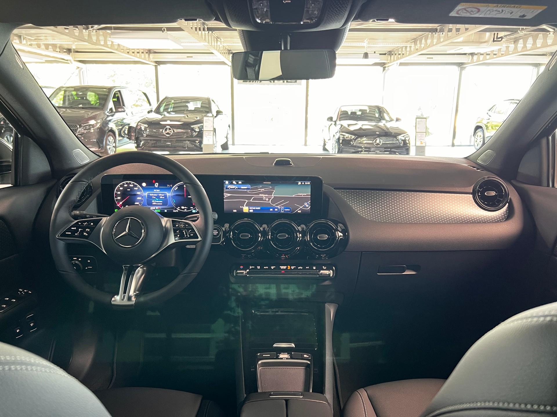 MERCEDES-BENZ GLA 250 e EQ Star 8G-DCT-image-11