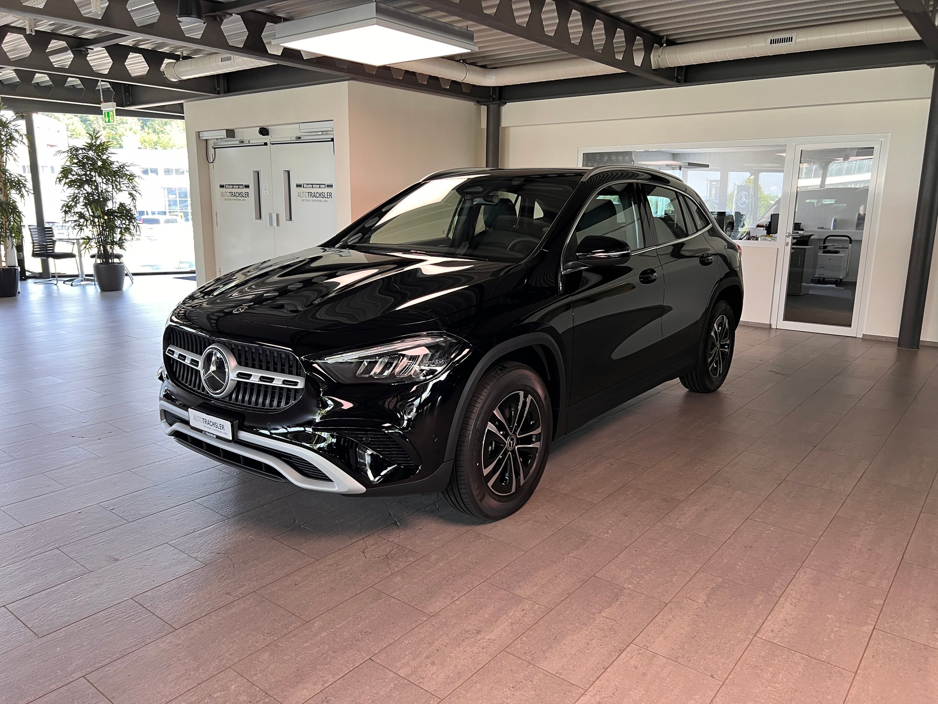 MERCEDES-BENZ GLA 250 e EQ Star 8G-DCT-image-3