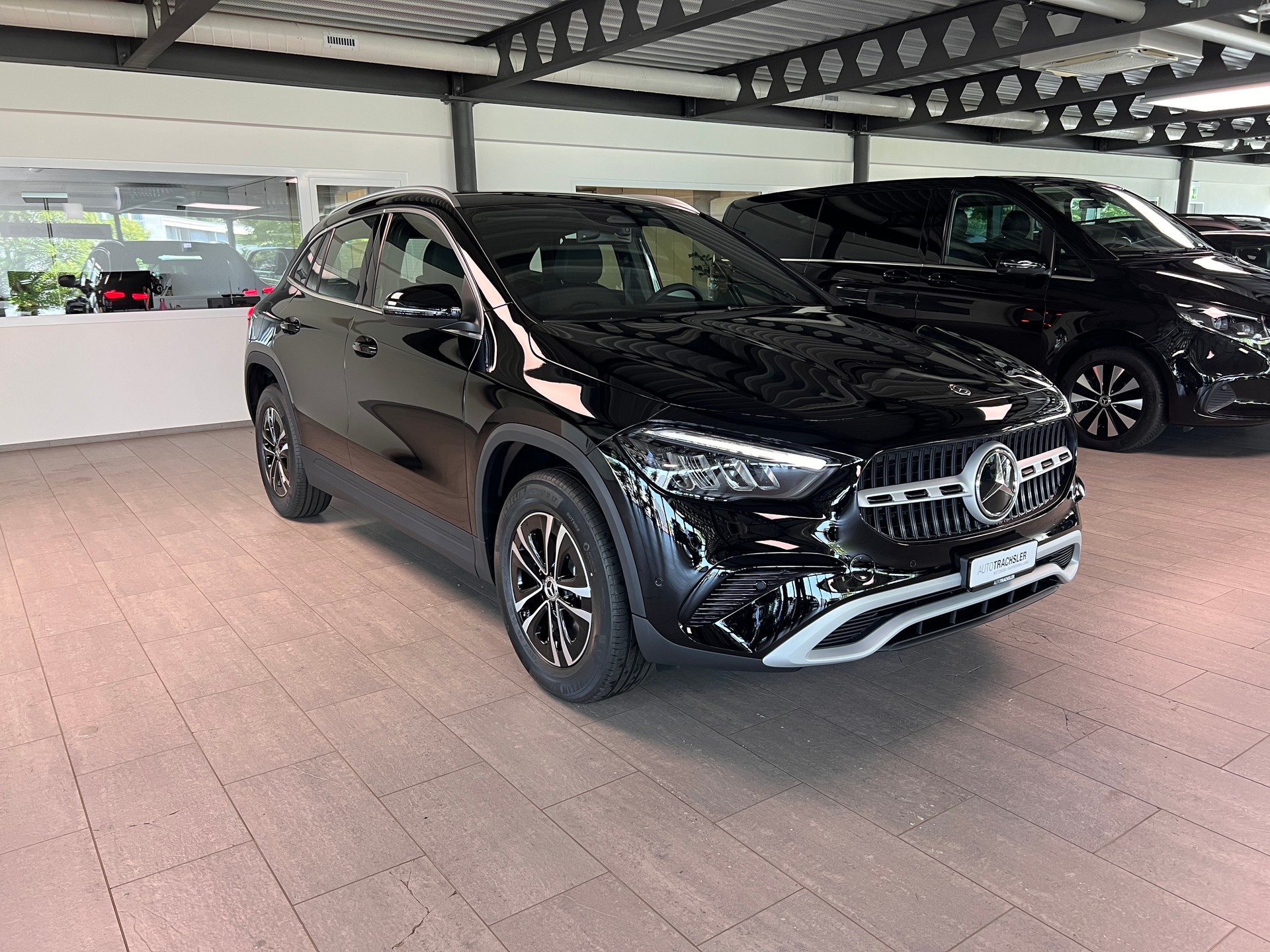 MERCEDES-BENZ GLA 250 e EQ Star 8G-DCT-image-2