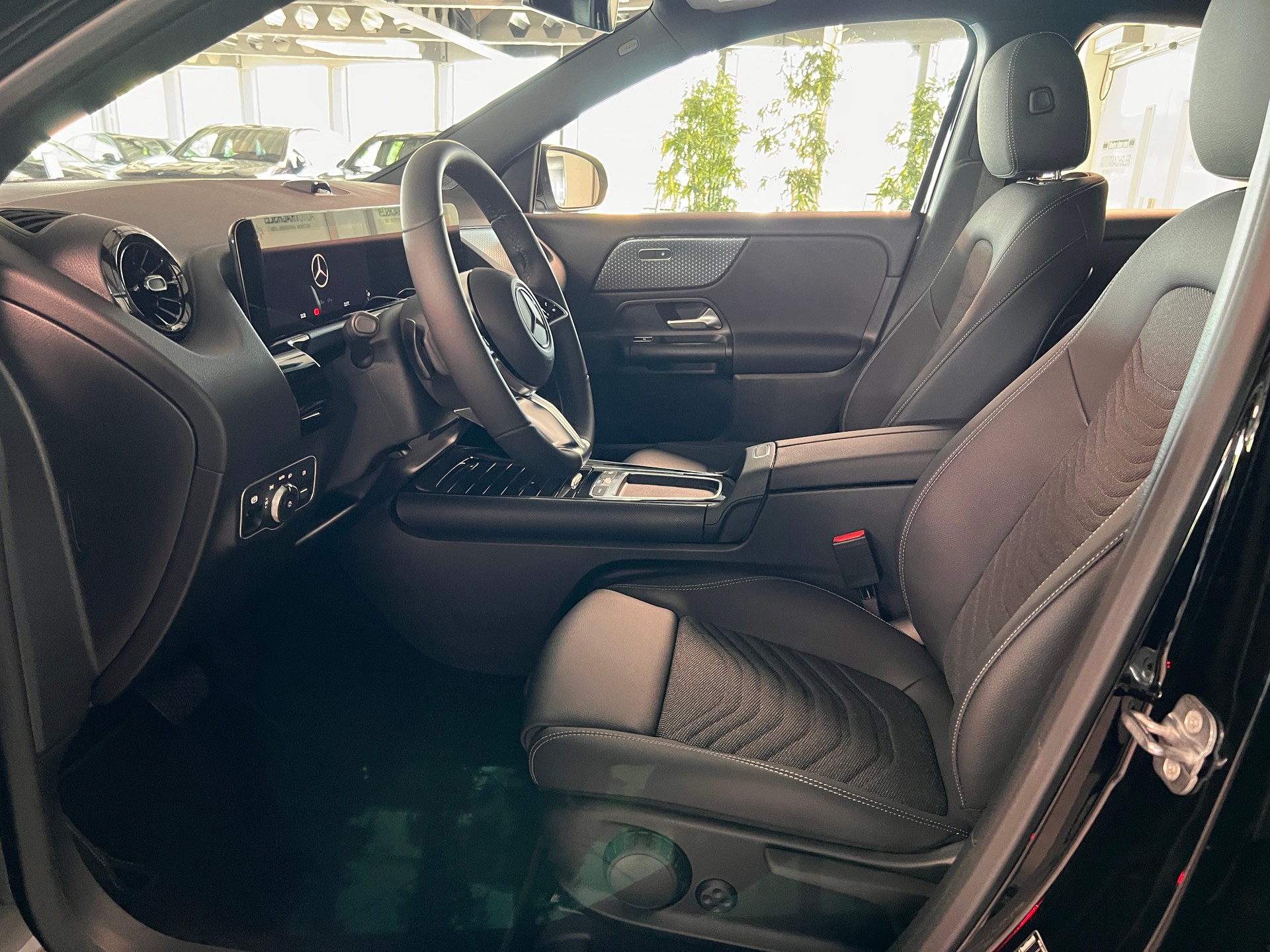 MERCEDES-BENZ GLA 250 e EQ Star 8G-DCT-image-9
