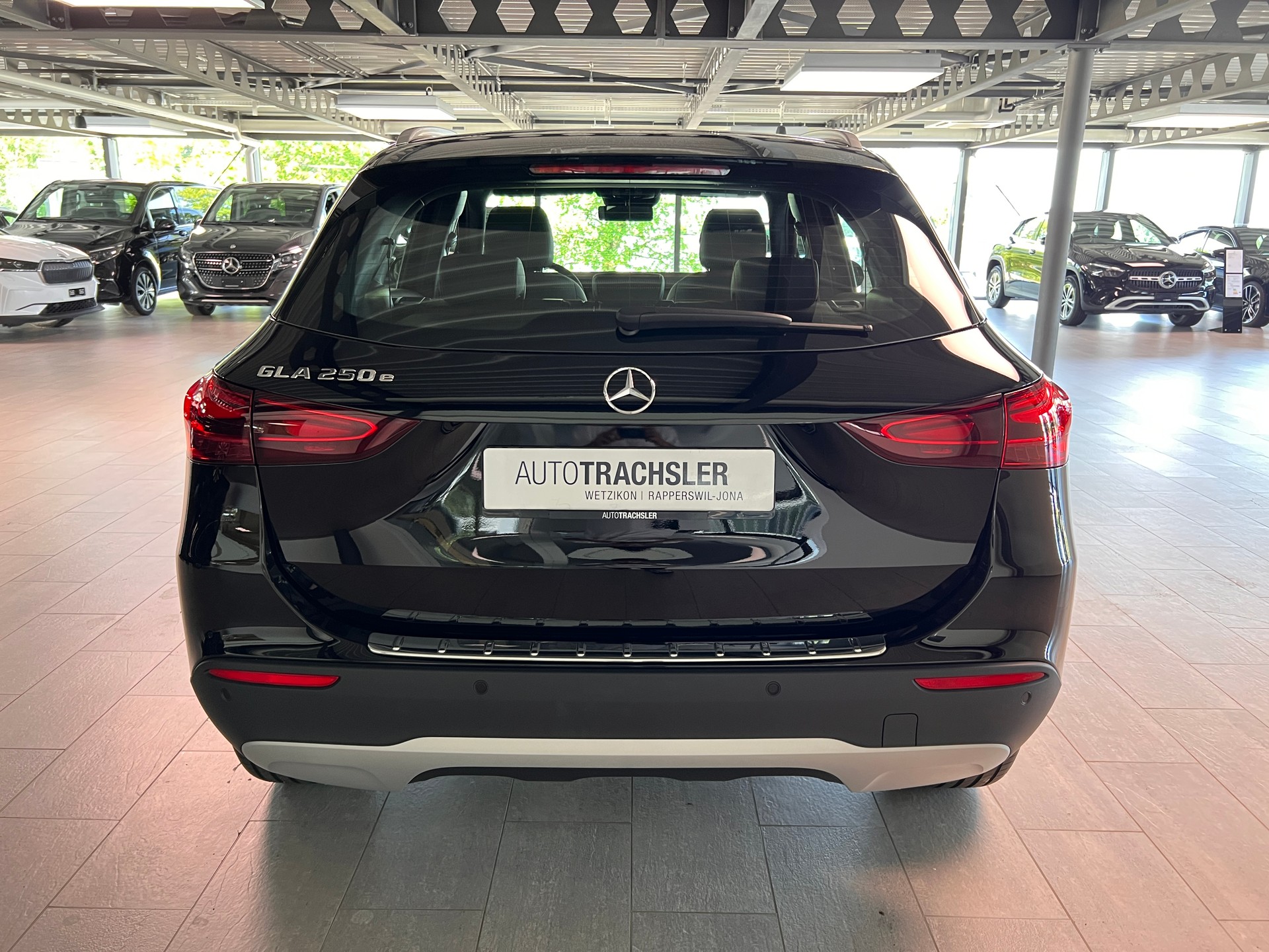 MERCEDES-BENZ GLA 250 e EQ Star 8G-DCT-image-4