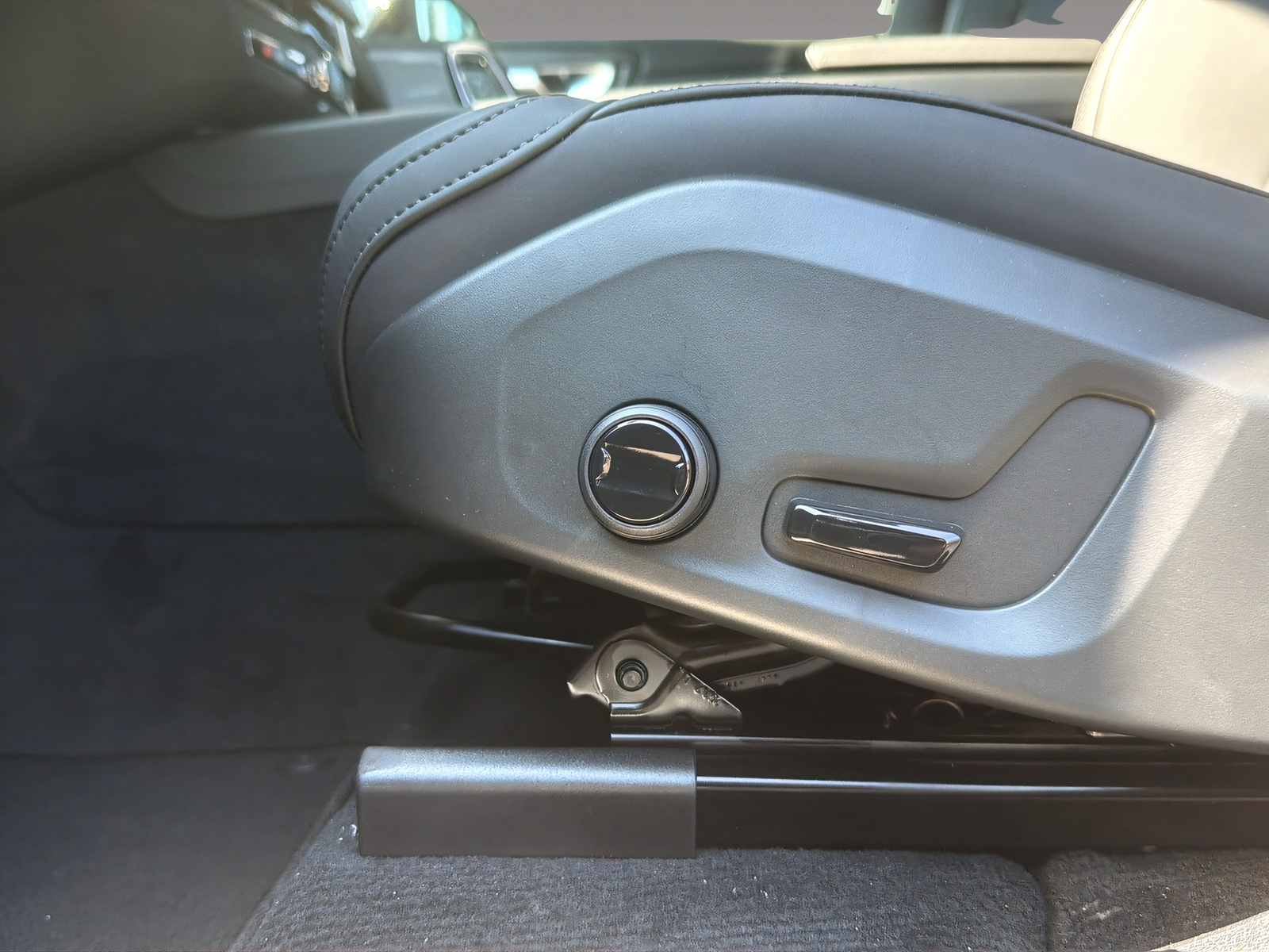 VOLVO XC60 2.0 T6 TE Core eAWD-image-16