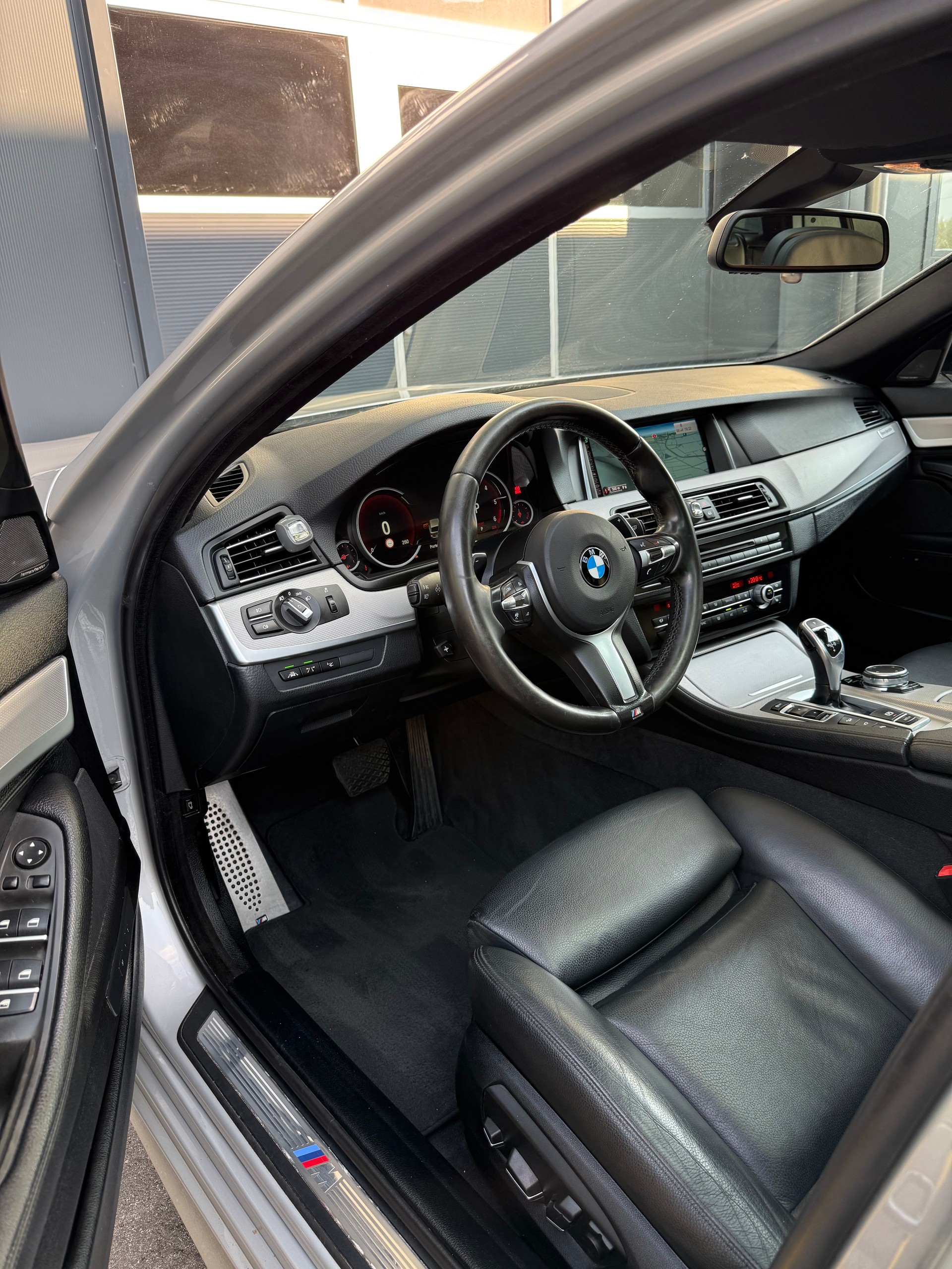 BMW 530d xDrive Touring Pack-M Steptronic-image-12
