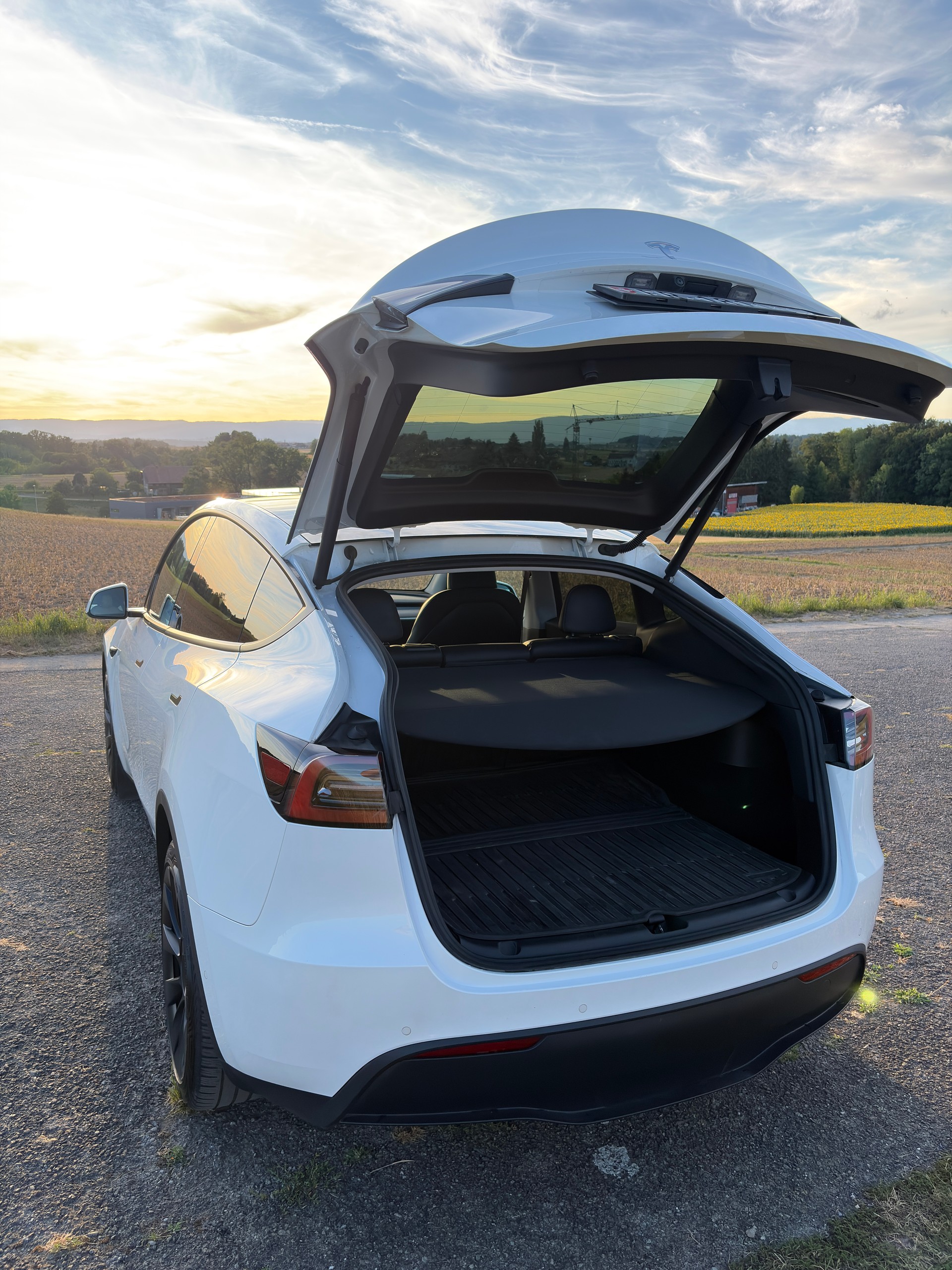 TESLA Model Y Long Range AWD // Enhanced Autopilot - AMD Ryzen - Ultraschallsensoren - Anhängerkupplung - Homelink // 94% SoH-image-7