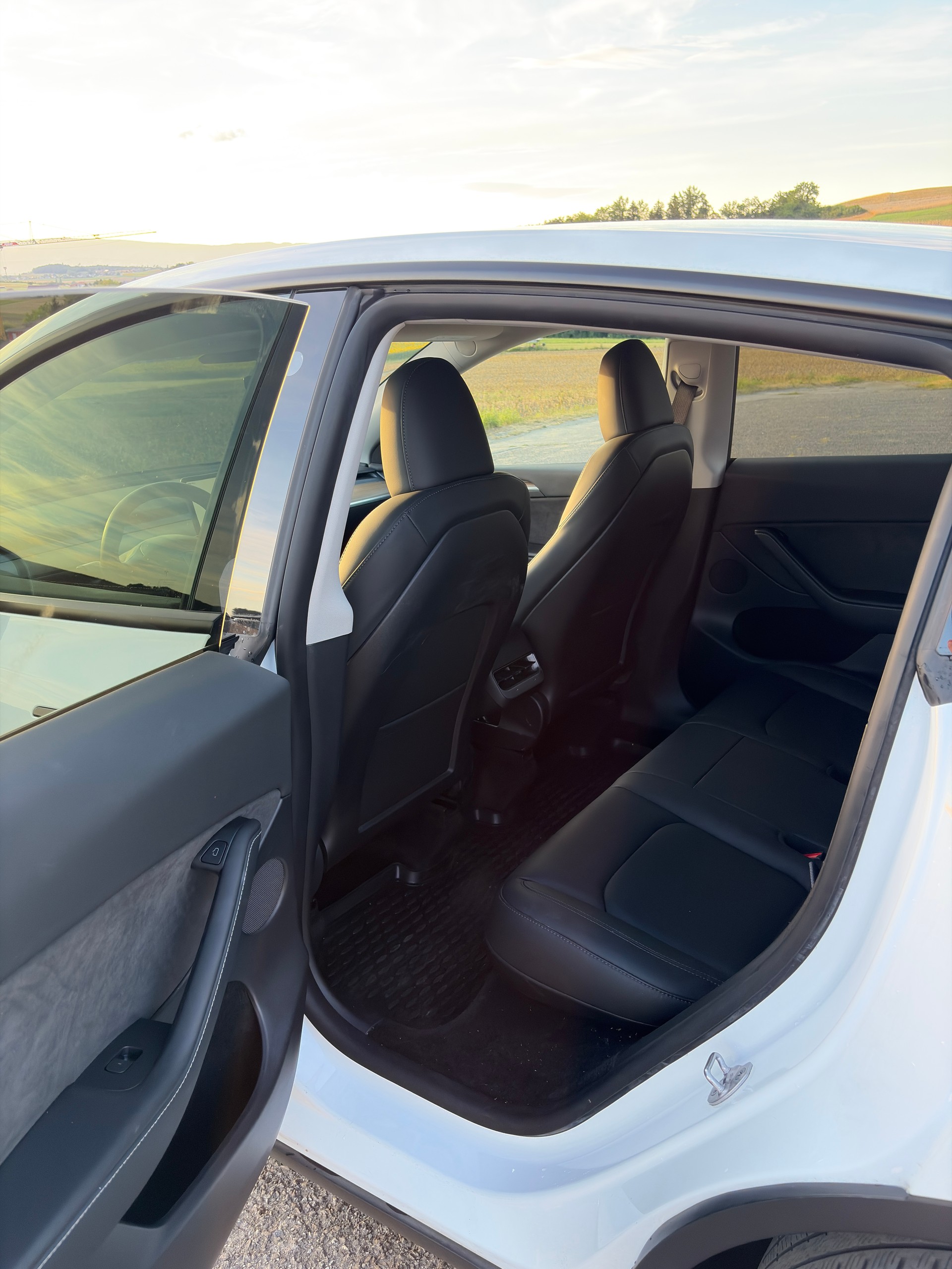 TESLA Model Y Long Range AWD // Enhanced Autopilot - AMD Ryzen - Ultraschallsensoren - Anhängerkupplung - Homelink // 94% SoH-image-6