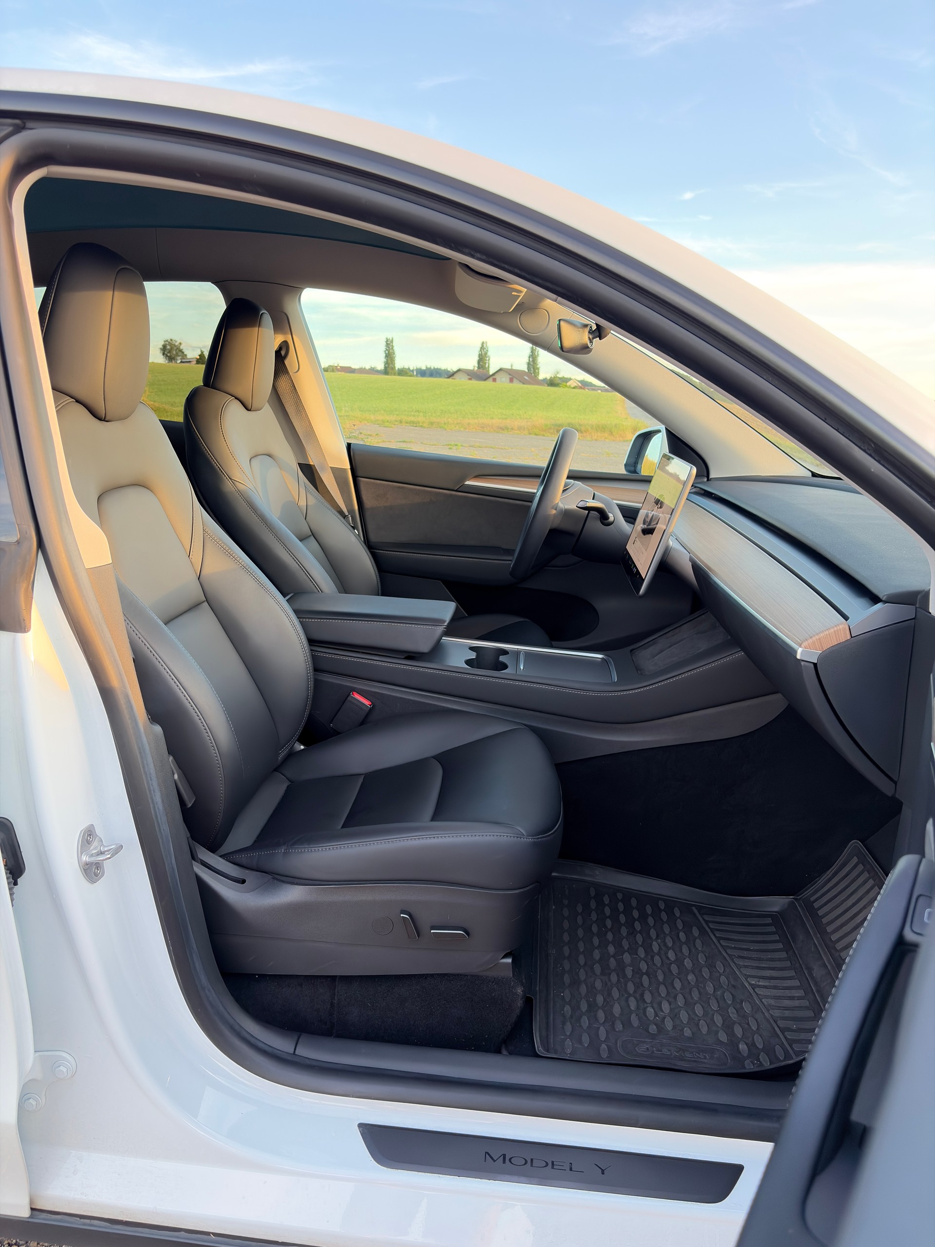 TESLA Model Y Long Range AWD // Enhanced Autopilot - AMD Ryzen - Ultraschallsensoren - Anhängerkupplung - Homelink // 94% SoH-image-3