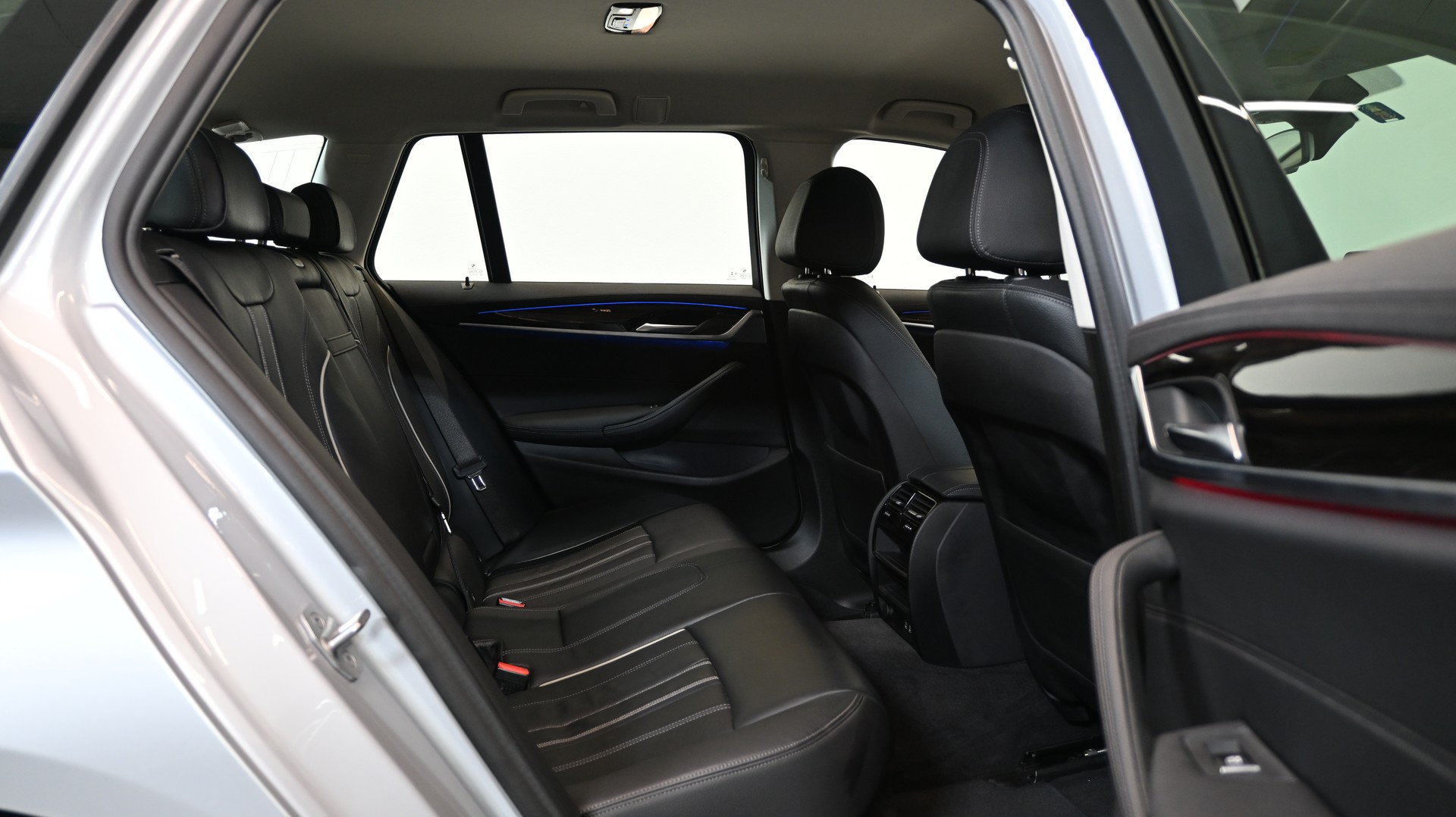 BMW 520d xDrive 48V Touring Luxury Steptronic-image-4