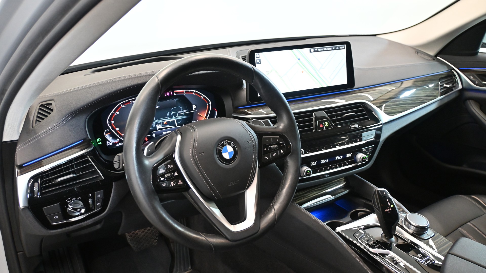 BMW 520d xDrive 48V Touring Luxury Steptronic-image-2