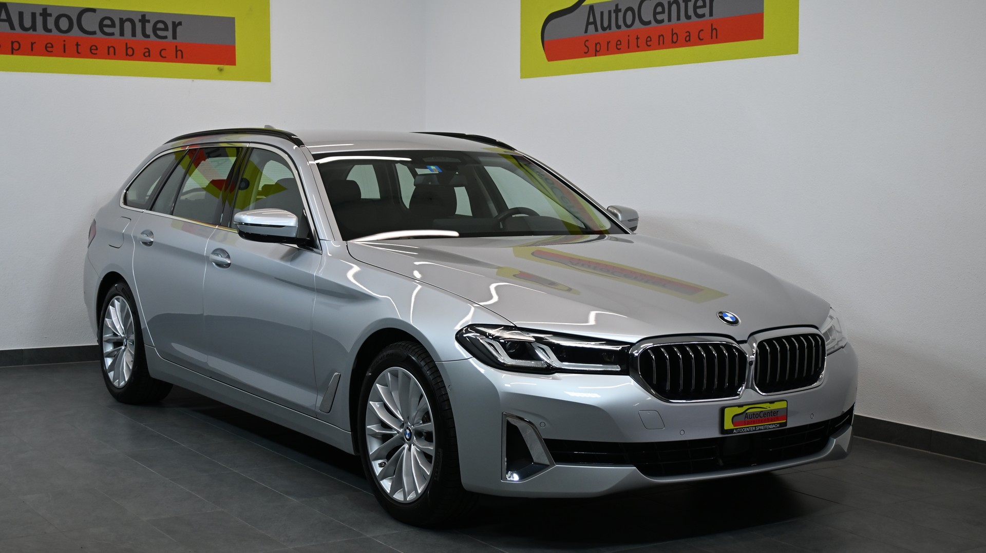 BMW 520d xDrive 48V Touring Luxury Steptronic-image-0