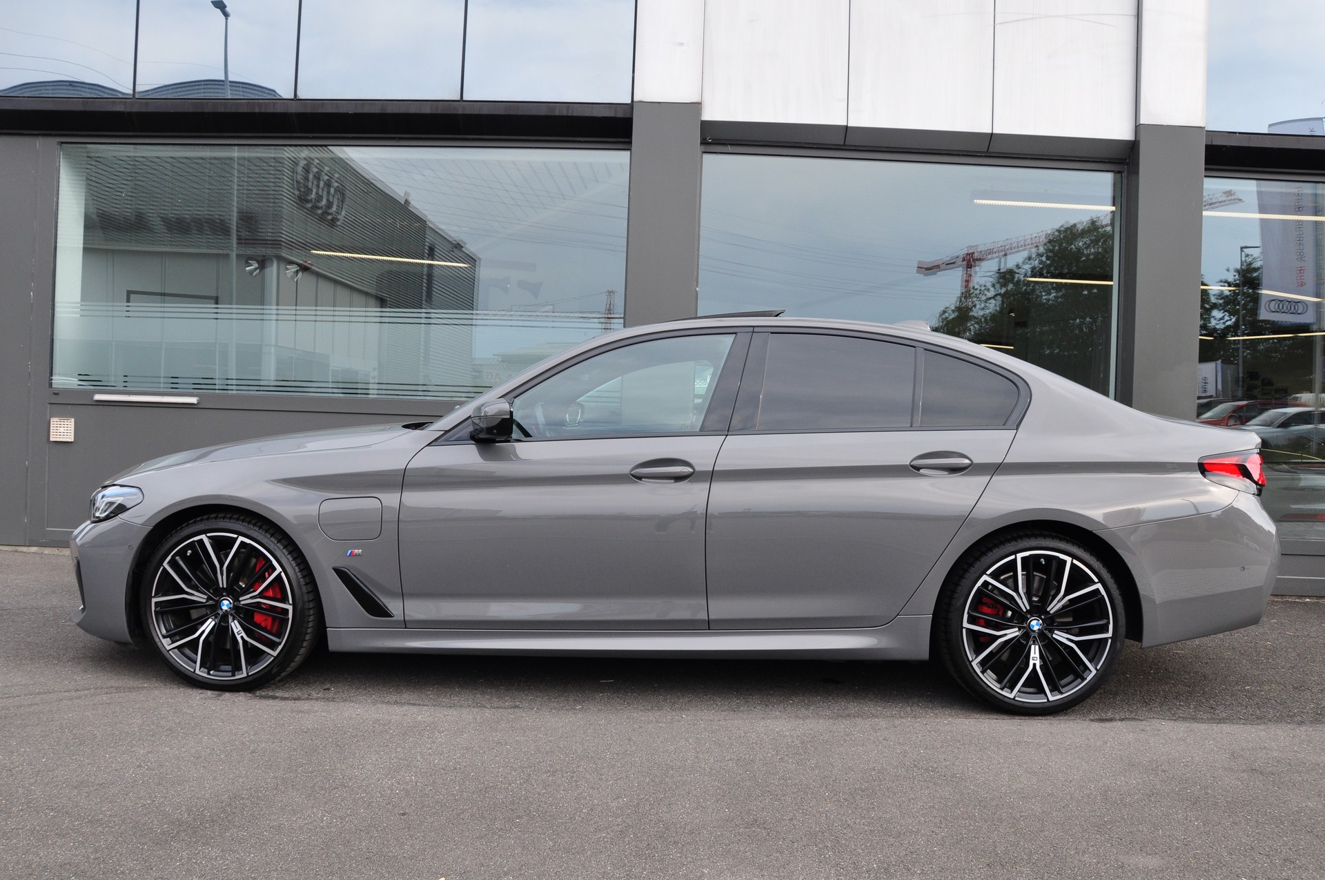 BMW 545e xDrive M Sport Steptronic-image-5