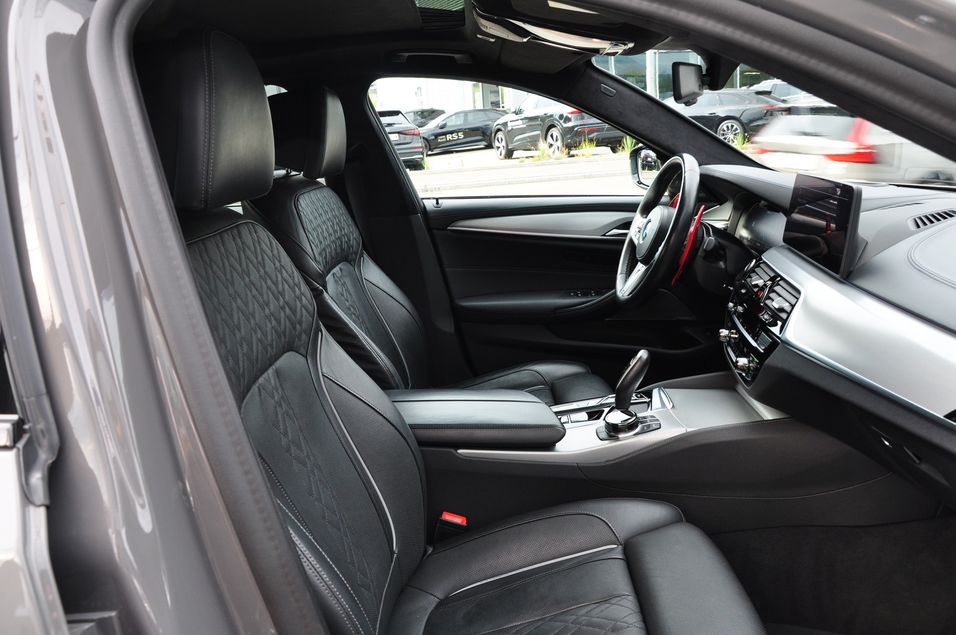 BMW 545e xDrive M Sport Steptronic-image-18