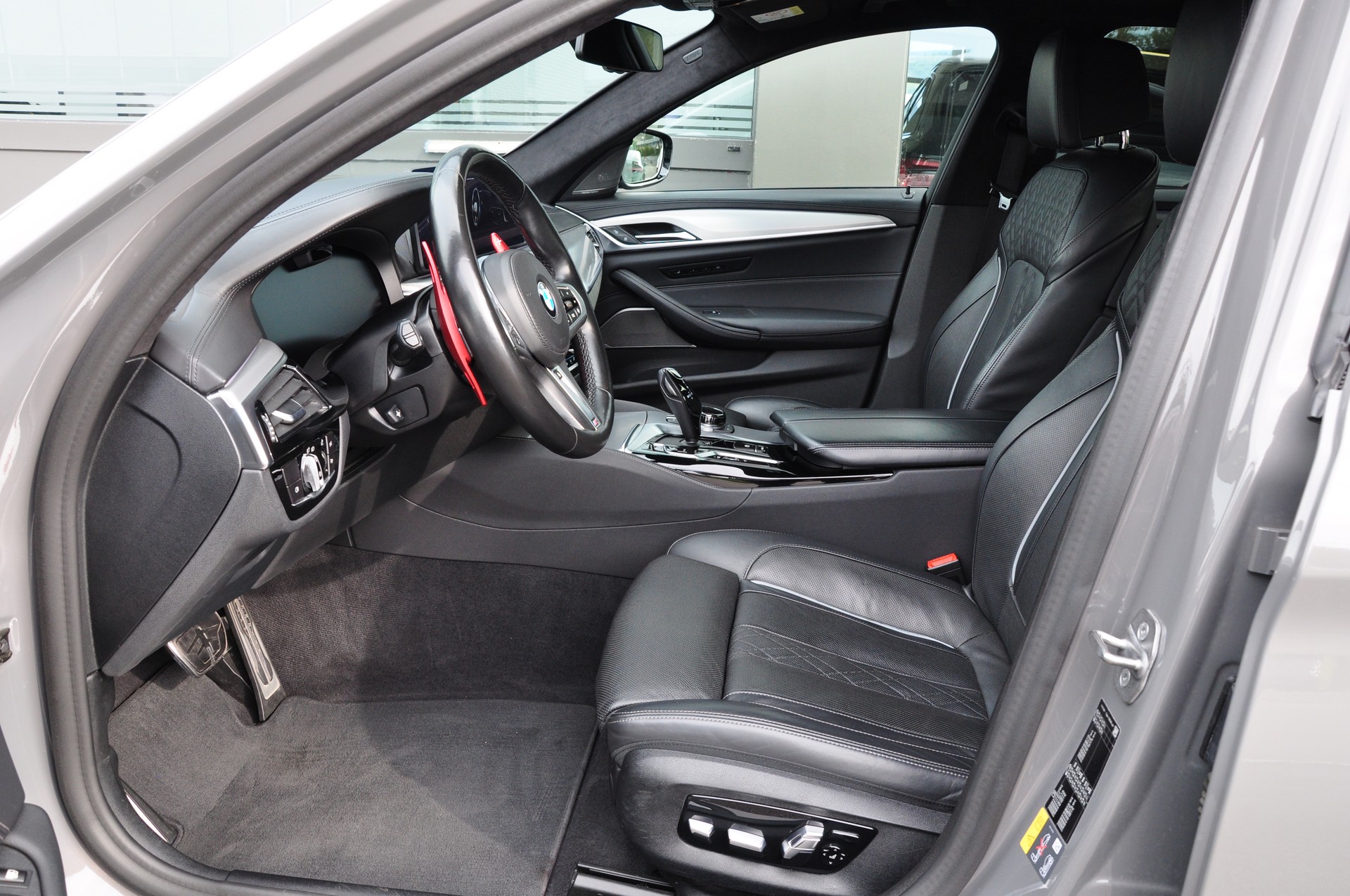 BMW 545e xDrive M Sport Steptronic-image-16