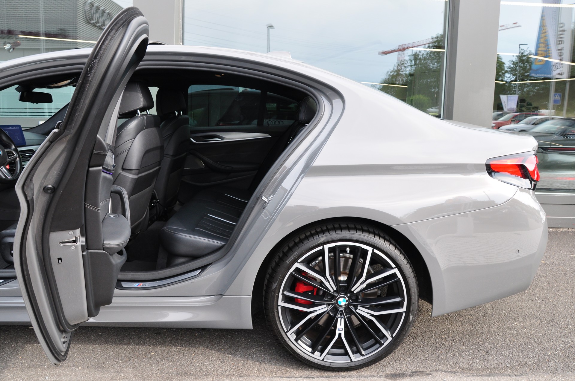 BMW 545e xDrive M Sport Steptronic-image-15