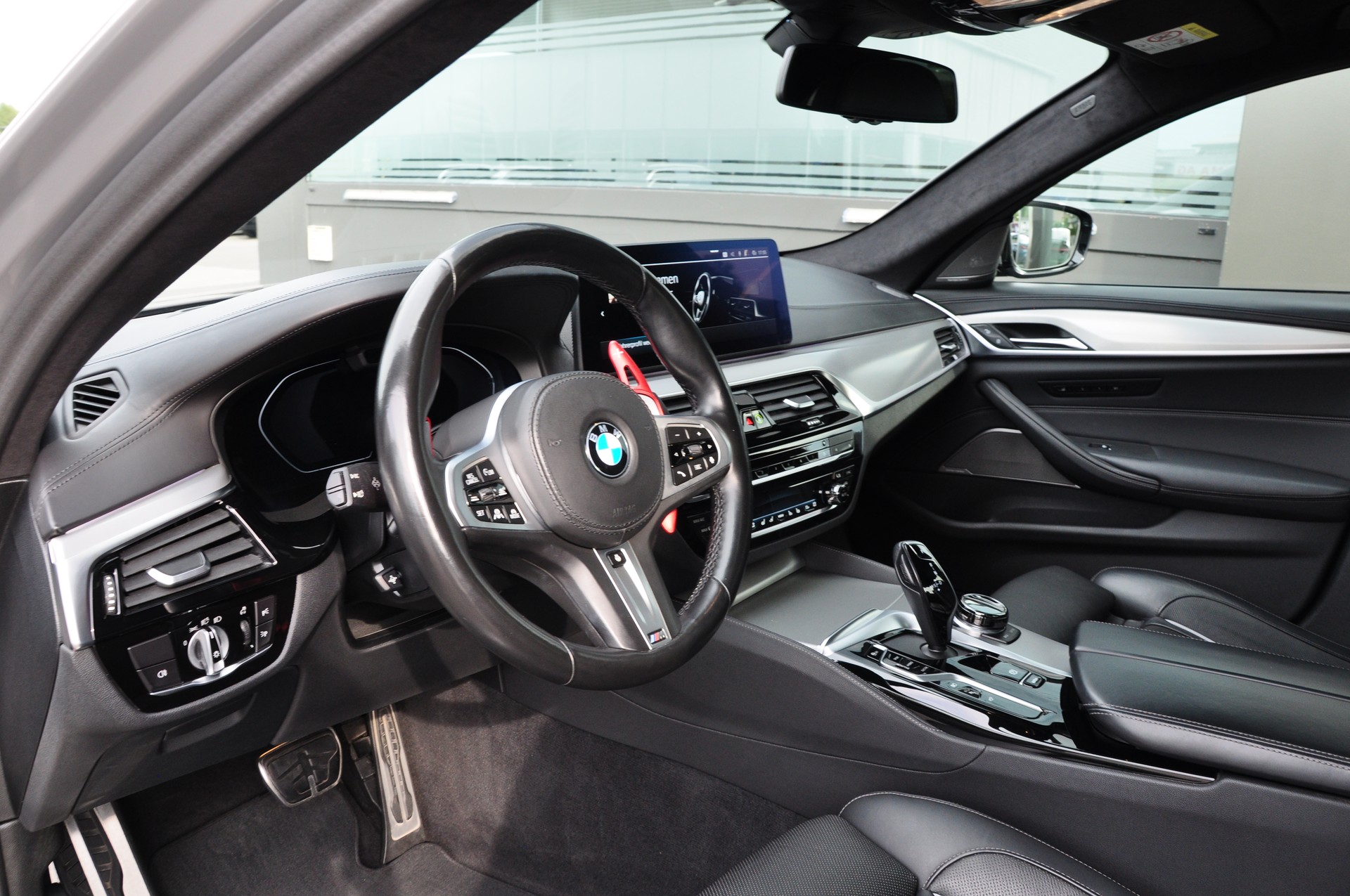 BMW 545e xDrive M Sport Steptronic-image-17