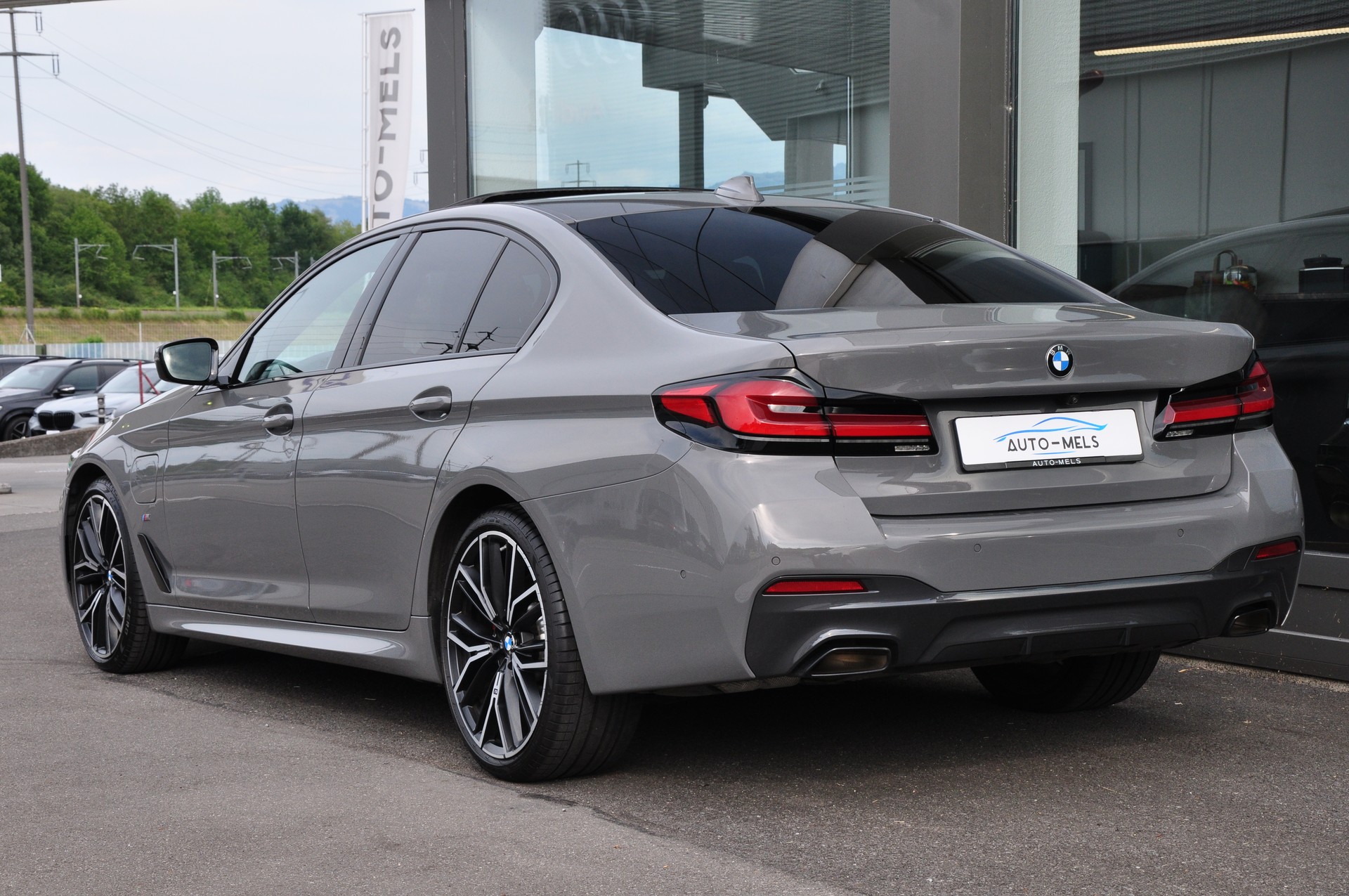 BMW 545e xDrive M Sport Steptronic-image-7