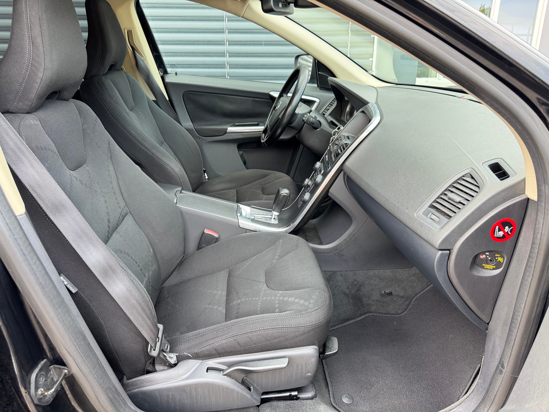 VOLVO XC60 D3 AWD Kinetic Geartronic-image-5