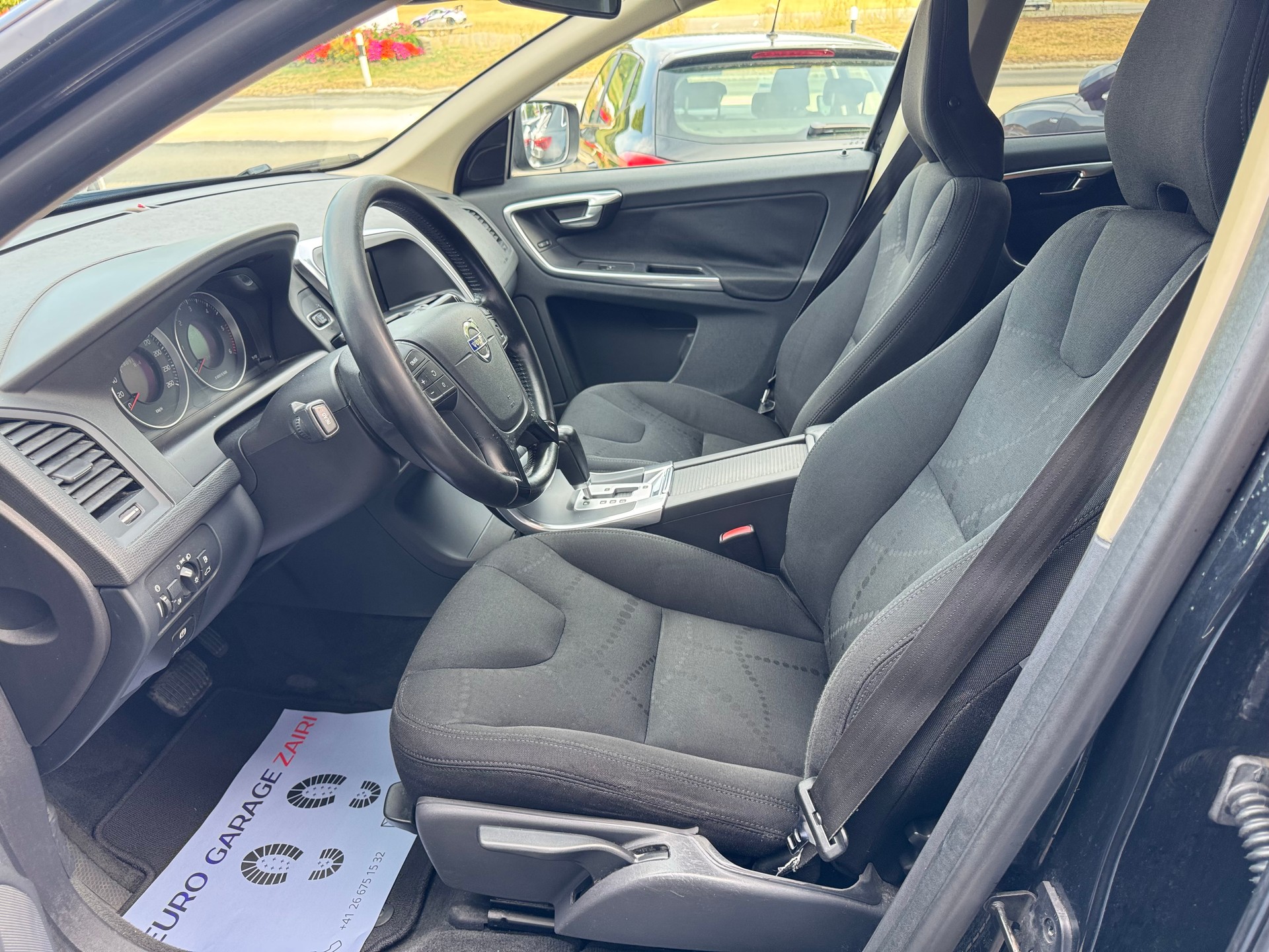 VOLVO XC60 D3 AWD Kinetic Geartronic-image-2