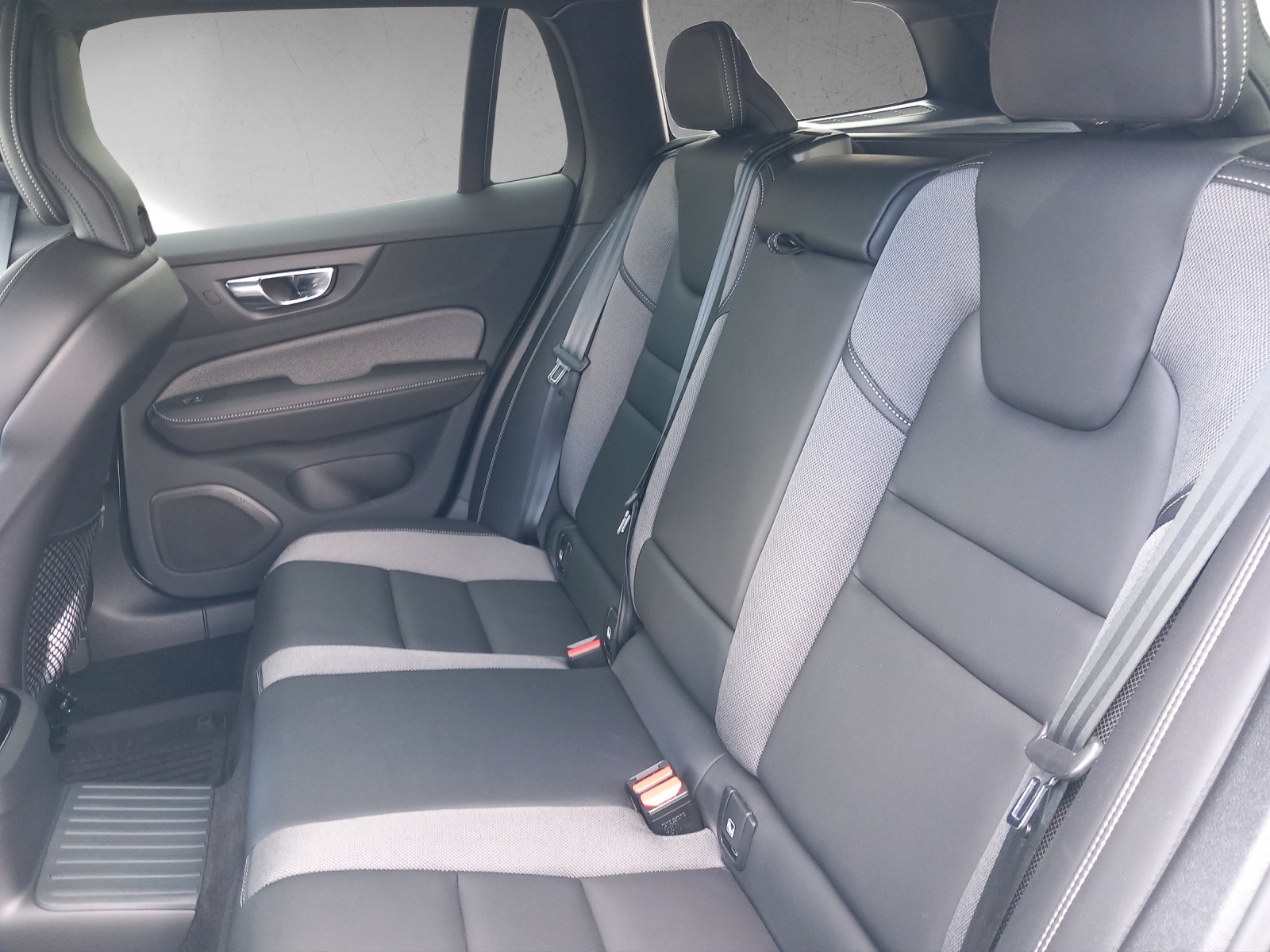 VOLVO V60 2.0 T6 TE Ultimate Dark eAWD-image-8