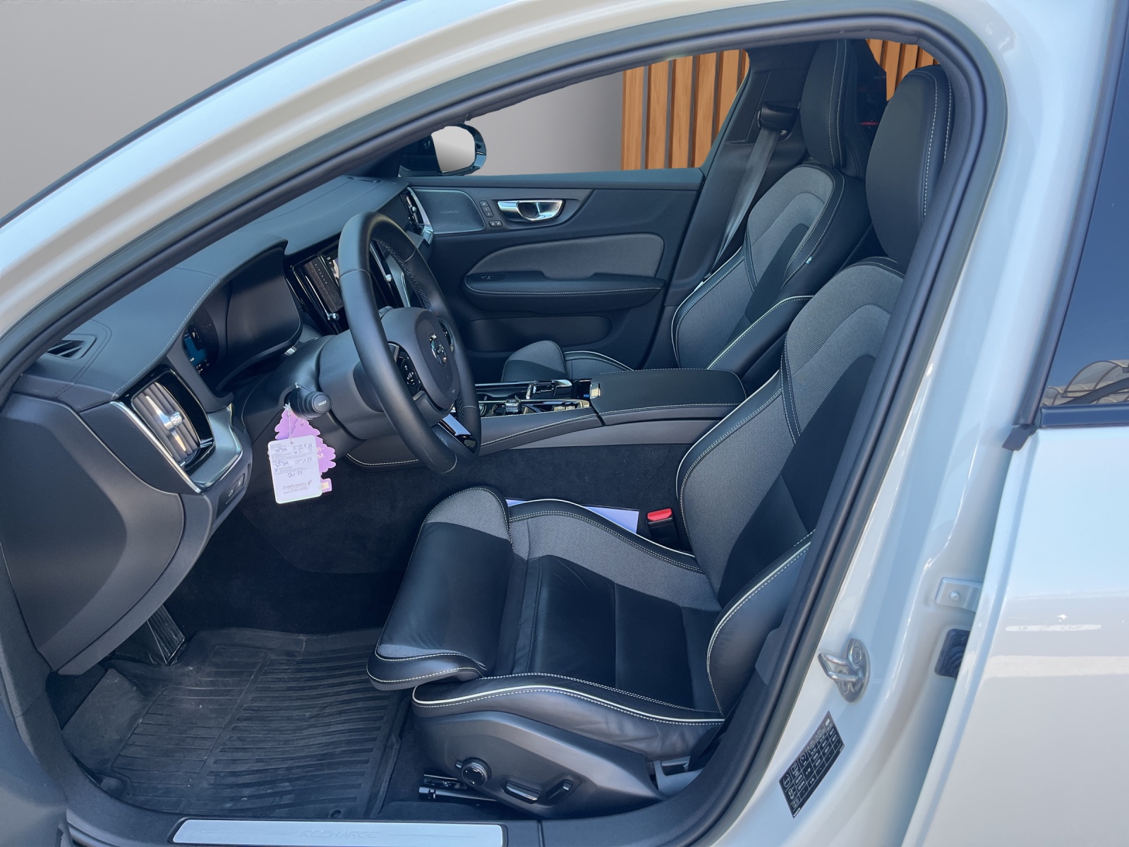 VOLVO V60 2.0 T6 TE Ultimate Dark eAWD-image-8
