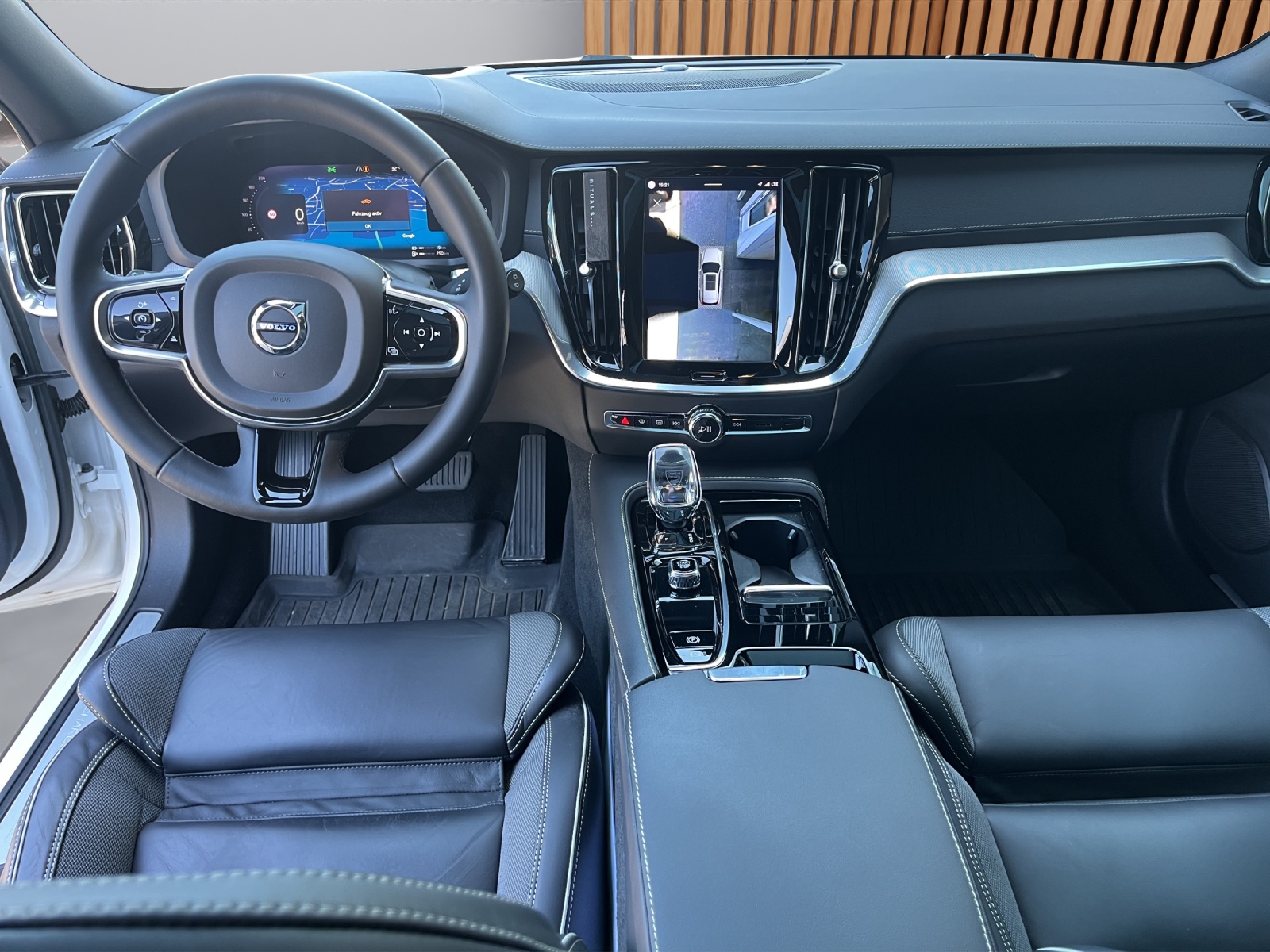 VOLVO V60 2.0 T6 TE Ultimate Dark eAWD-image-12