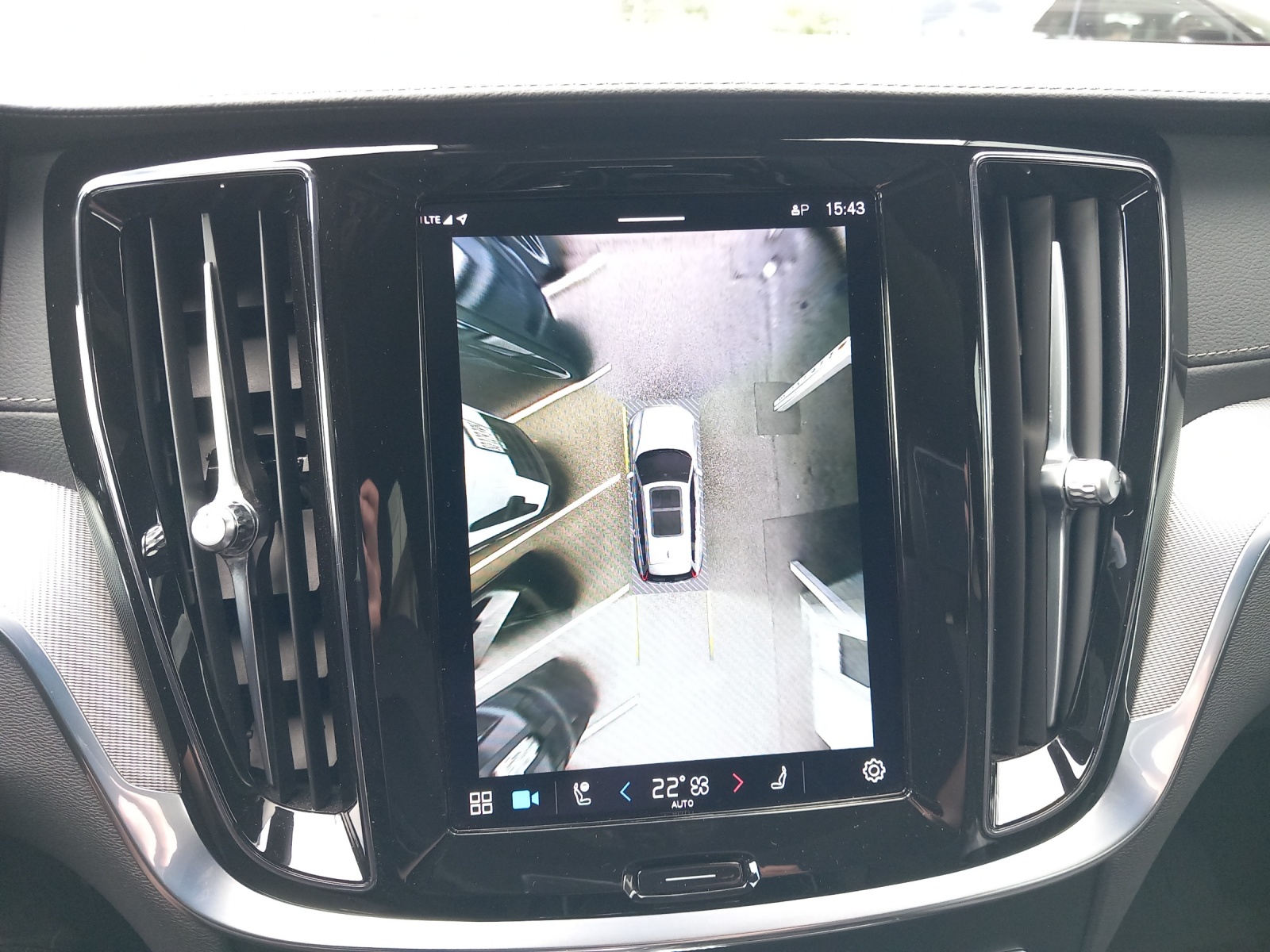 VOLVO V60 2.0 T6 TE Ultimate Dark eAWD-image-18