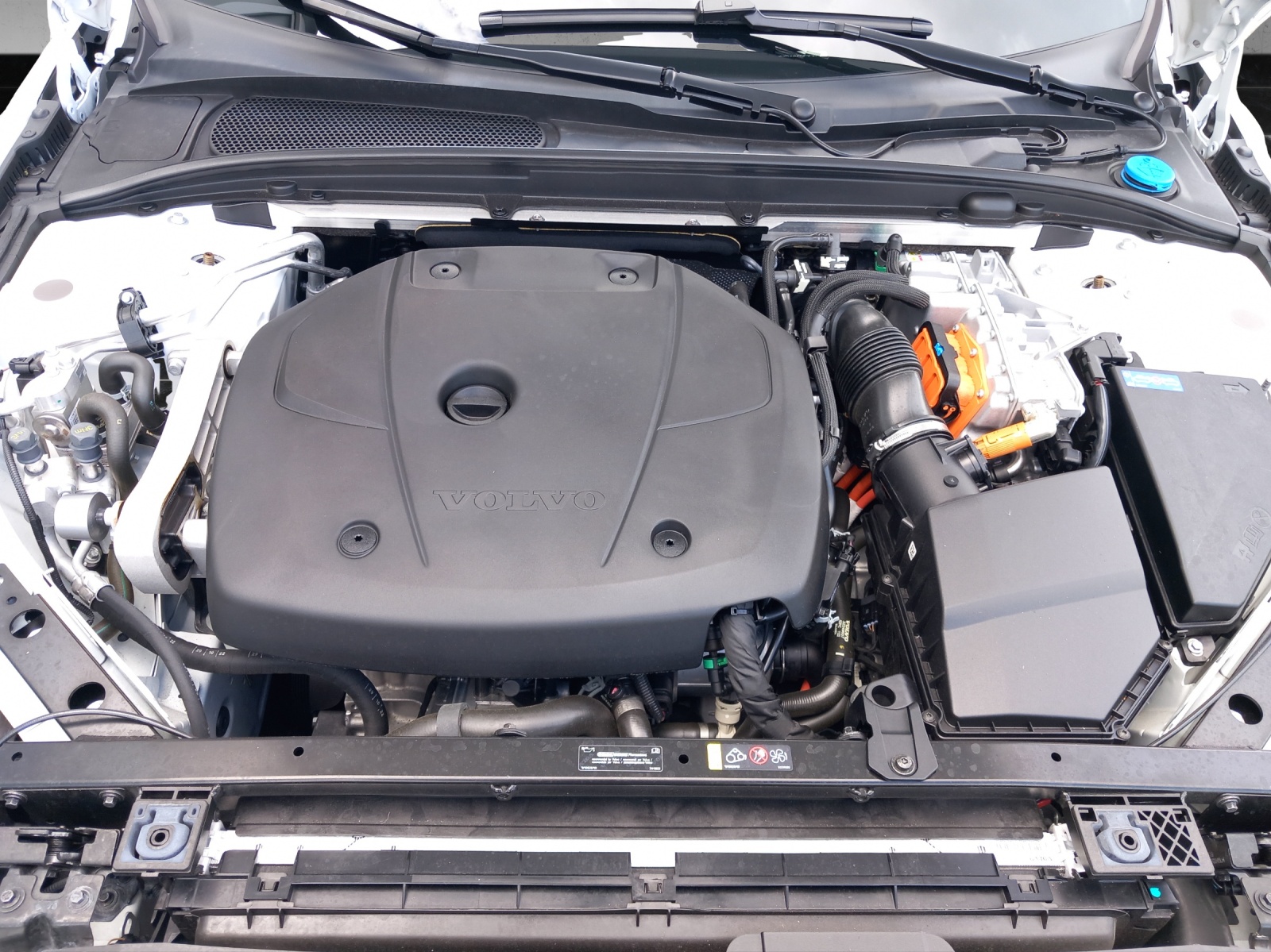 VOLVO V60 2.0 T6 TE Ultimate Dark eAWD-image-24