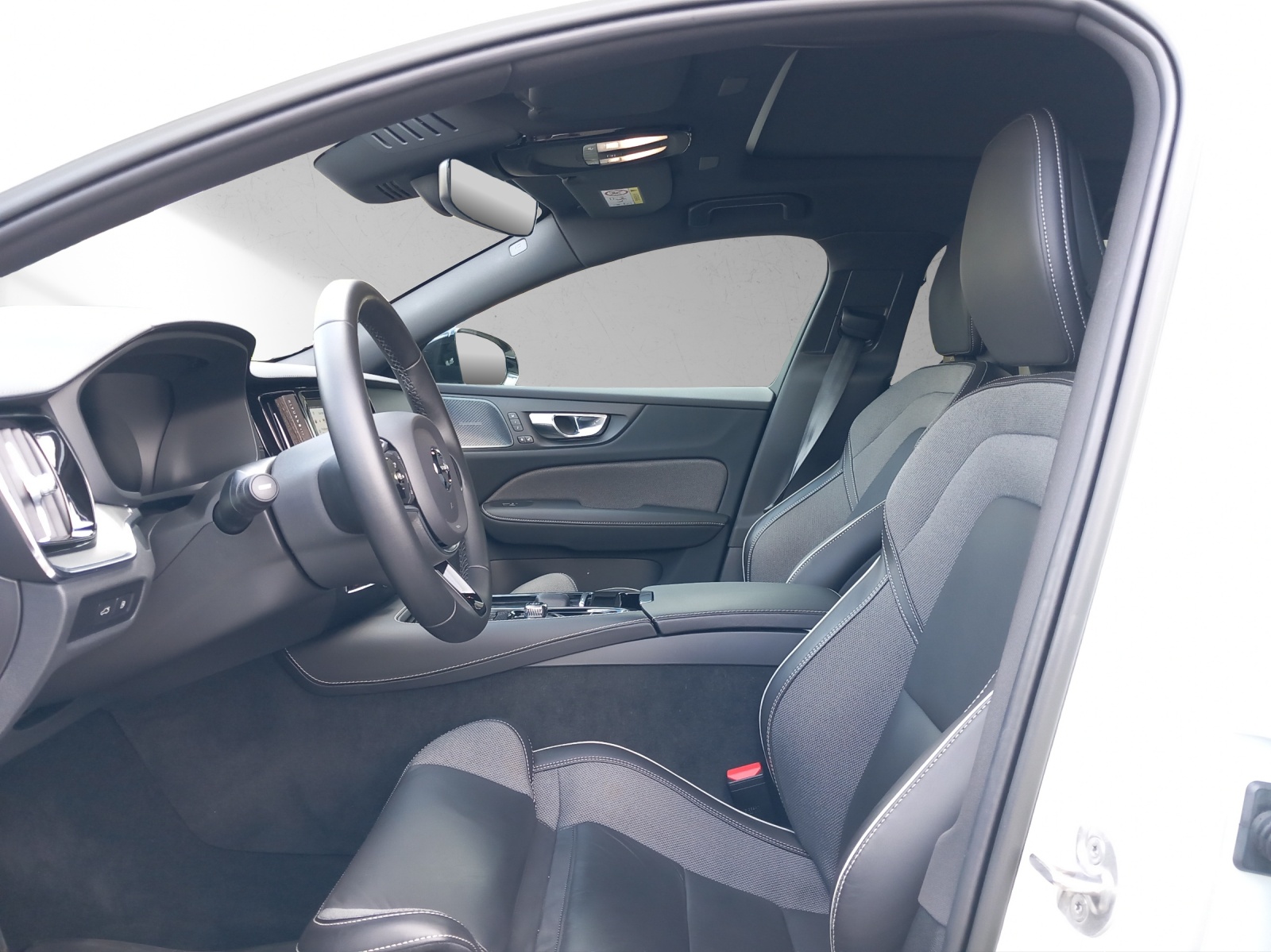 VOLVO V60 2.0 T6 TE Ultimate Dark eAWD-image-9