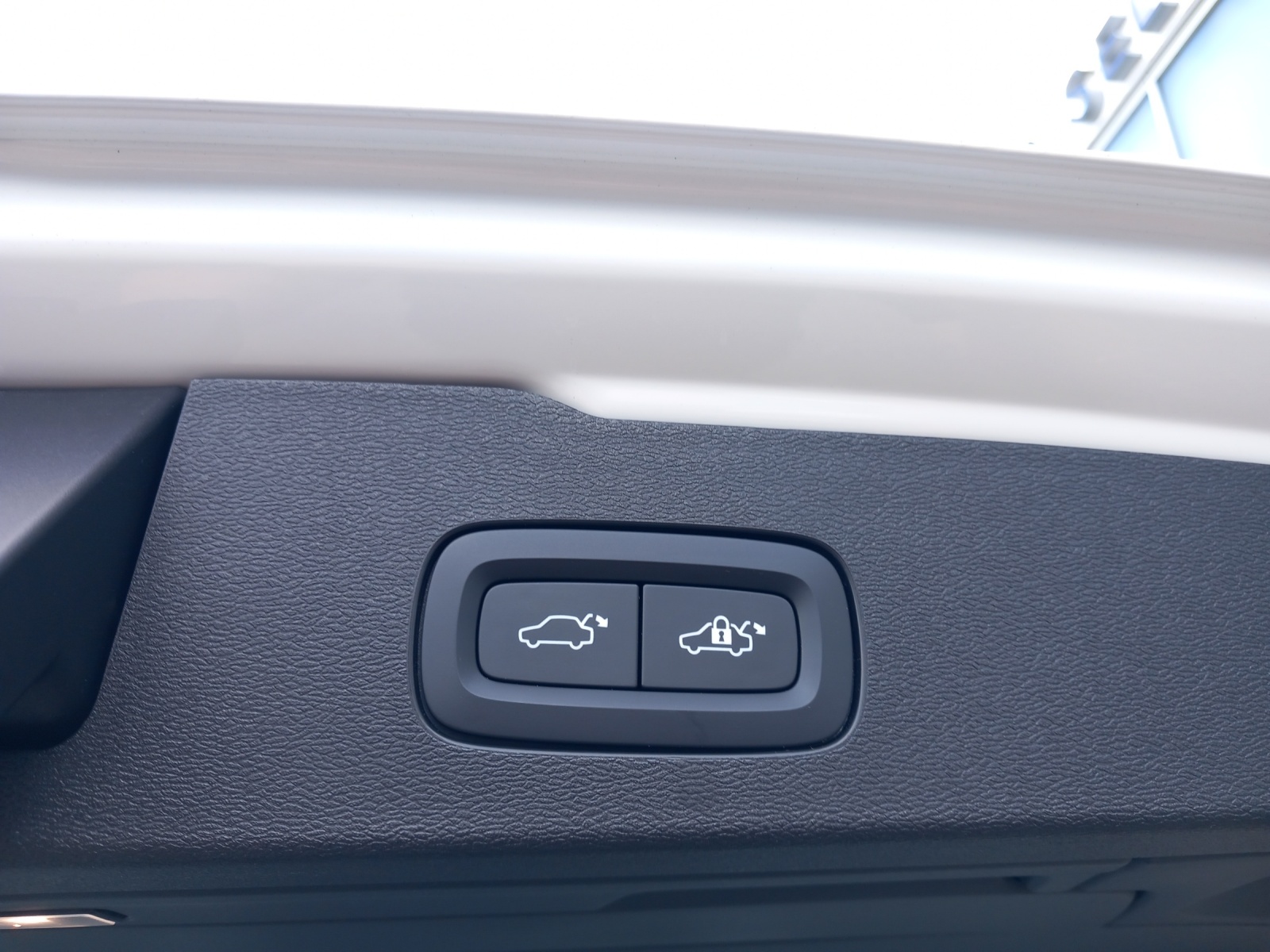 VOLVO V60 2.0 T6 TE Ultimate Dark eAWD-image-25