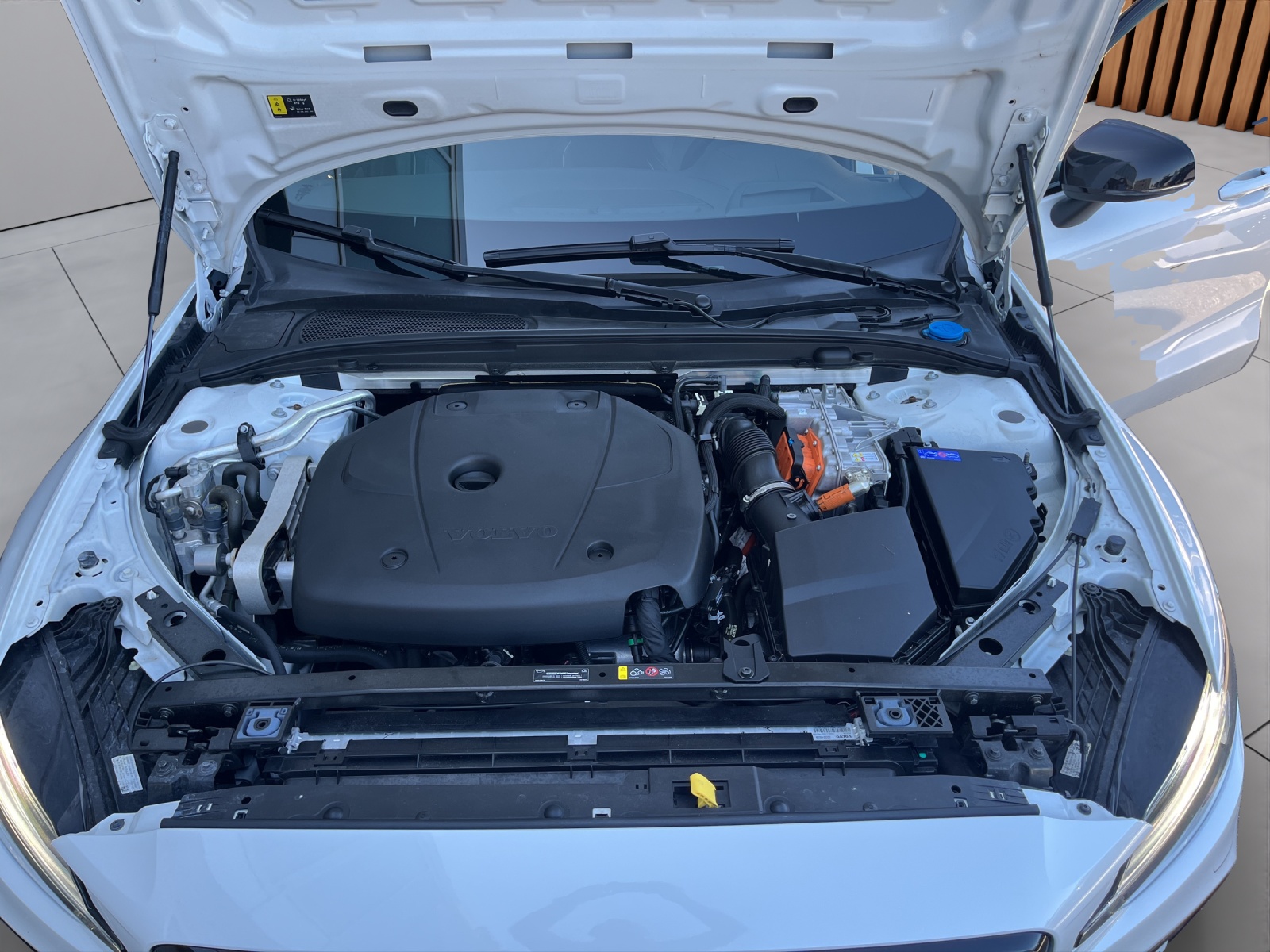 VOLVO V60 2.0 T6 TE Ultimate Dark eAWD-image-19