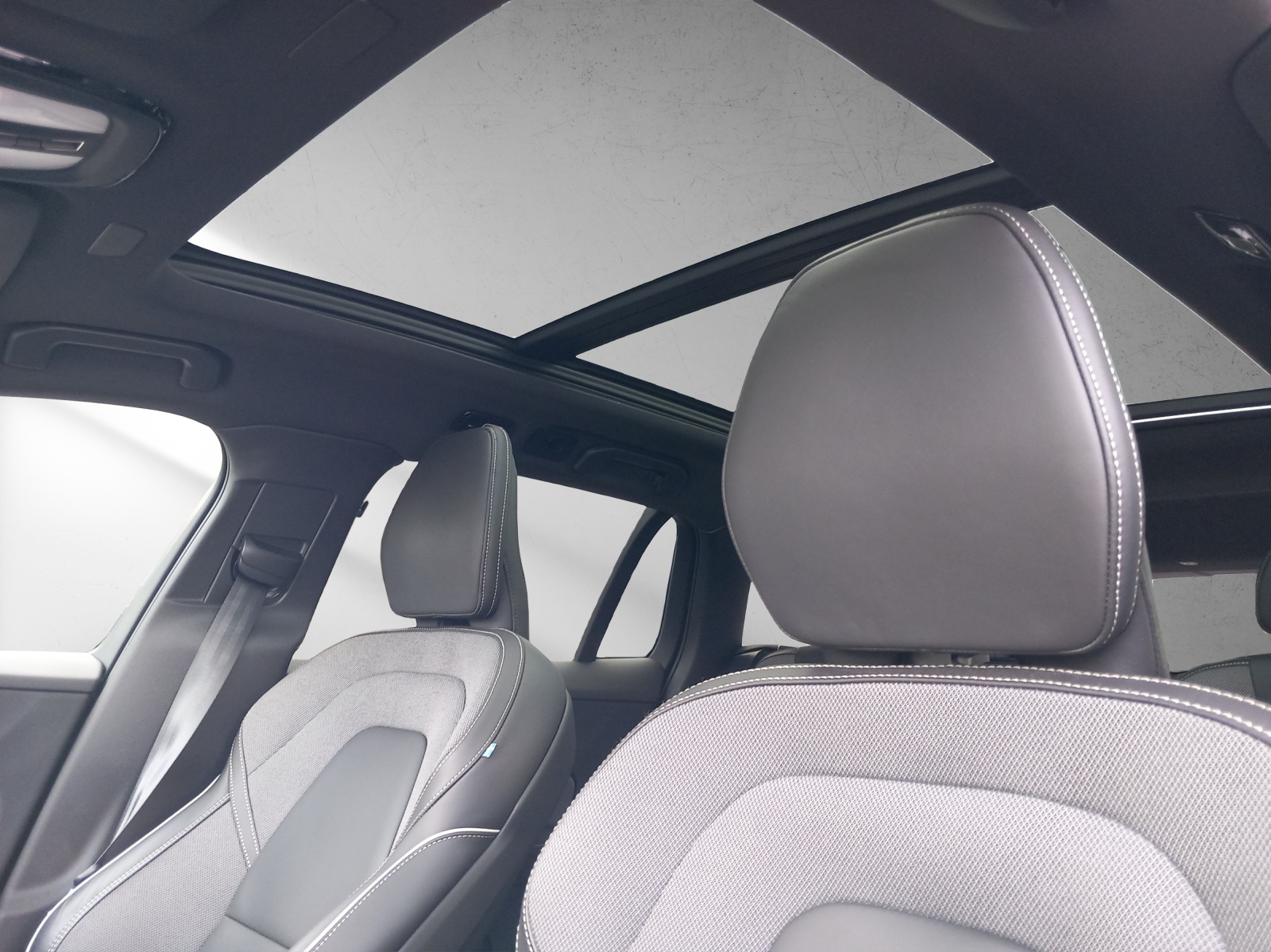 VOLVO V60 2.0 T6 TE Ultimate Dark eAWD-image-13