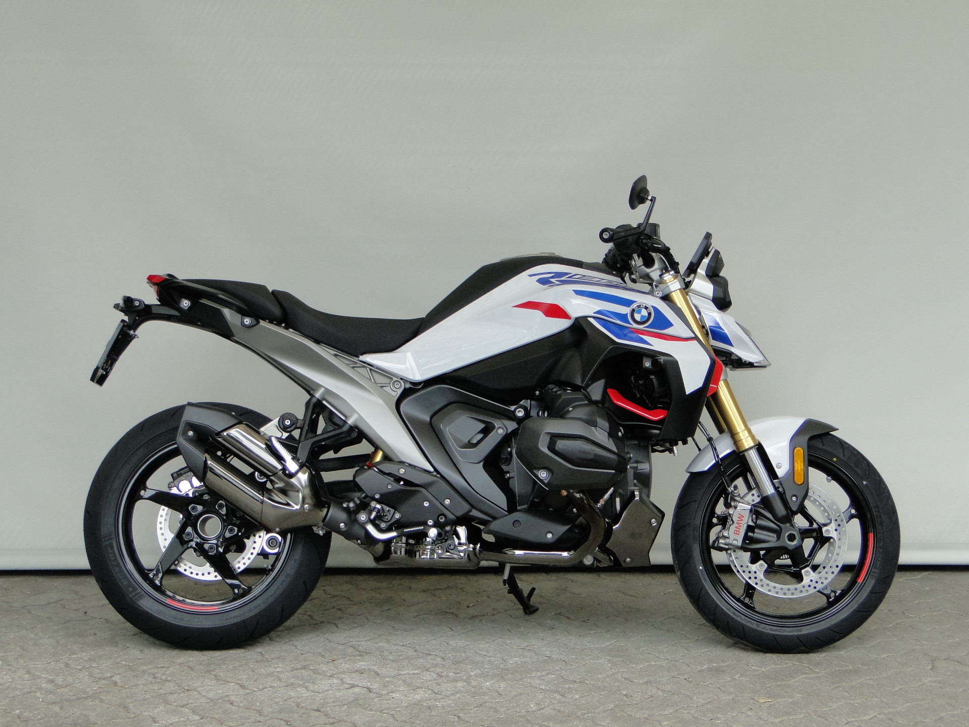 BMW R 1300 R Performance ASA, BOXER BONUS CHF 1'500.- & 2.9% LEASING-showroom-element-1