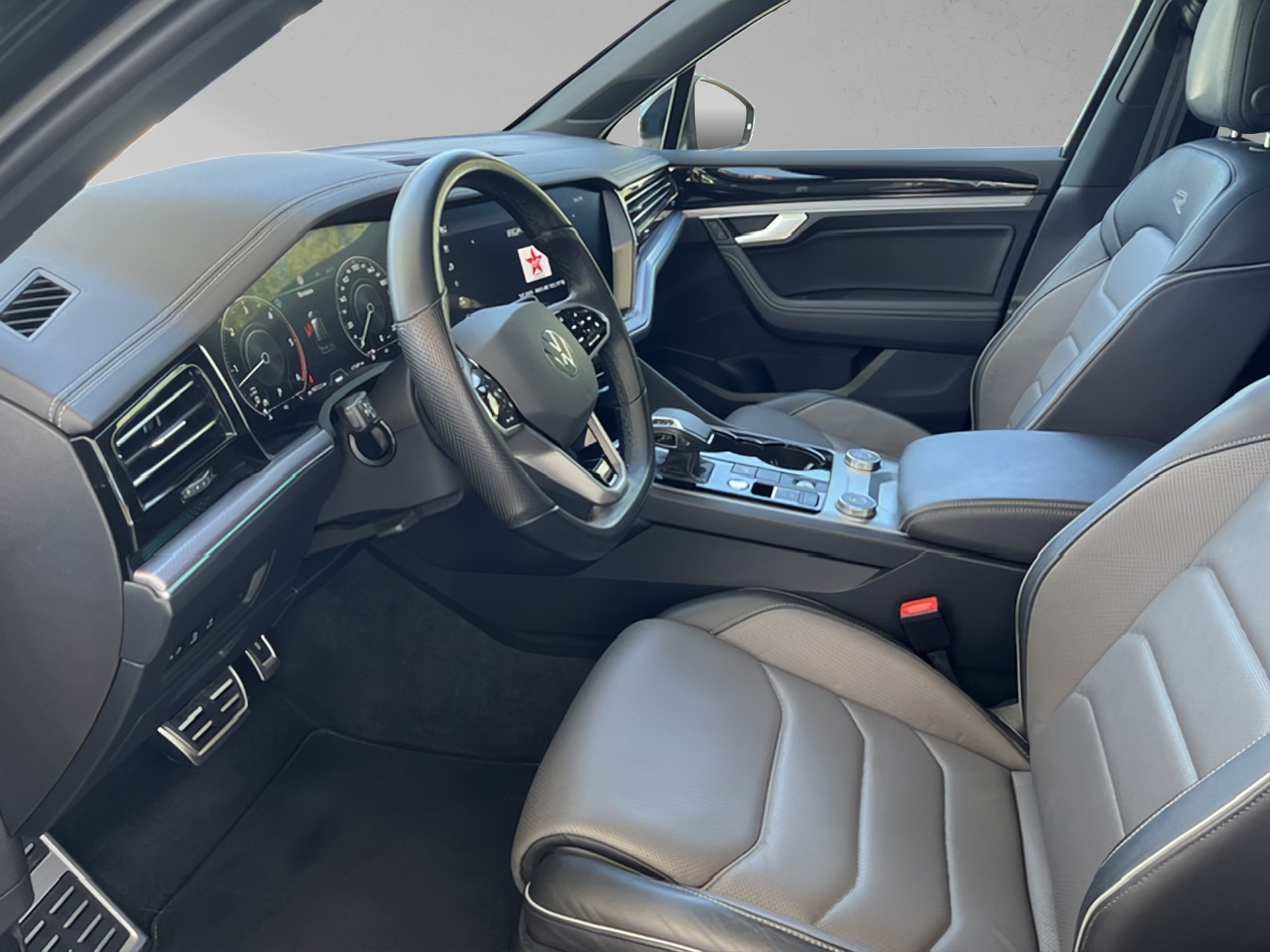 VW Touareg 3.0 TDI R Line 75 Edition Tiptronic-image-4