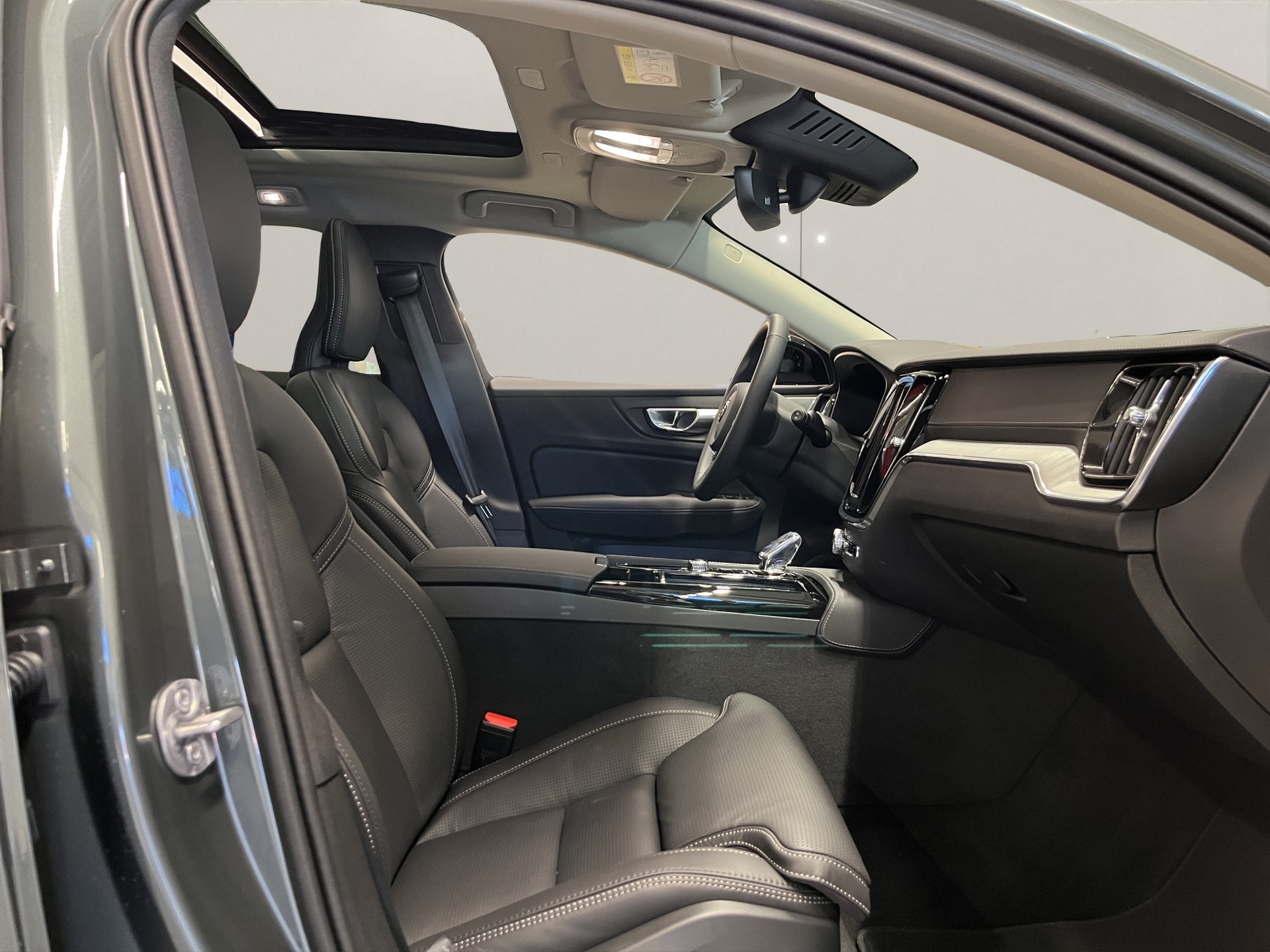 VOLVO V60 2.0 T6 TE Ultra Dark eAWD-image-8