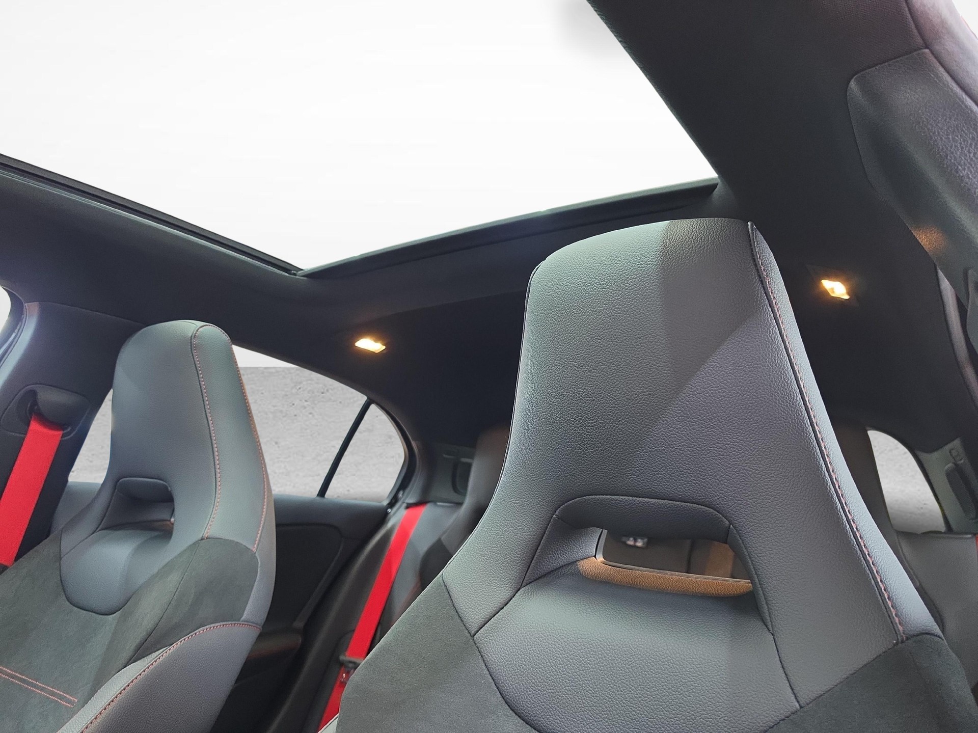 MERCEDES-BENZ A 35 AMG 4MATIC-image-8