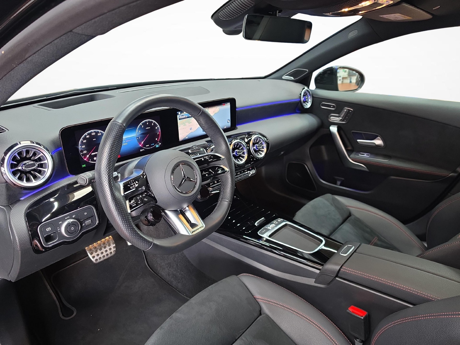 MERCEDES-BENZ A 35 AMG 4MATIC-image-4
