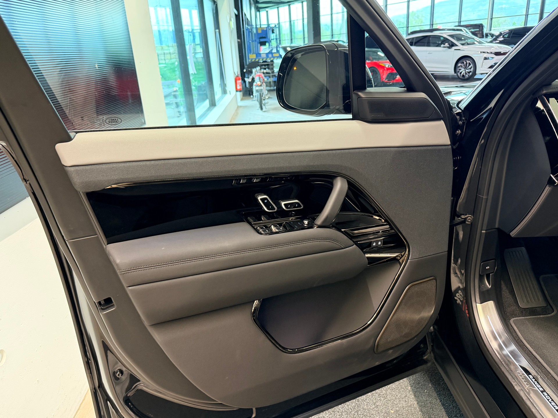 LAND ROVER Range Rover Sport P635 4.4 V8 SV-image-13