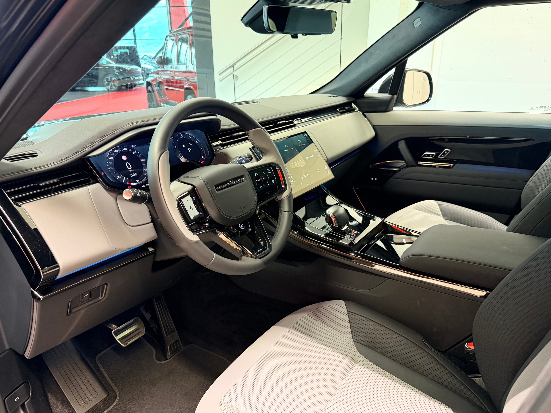 LAND ROVER Range Rover Sport P635 4.4 V8 SV-image-12