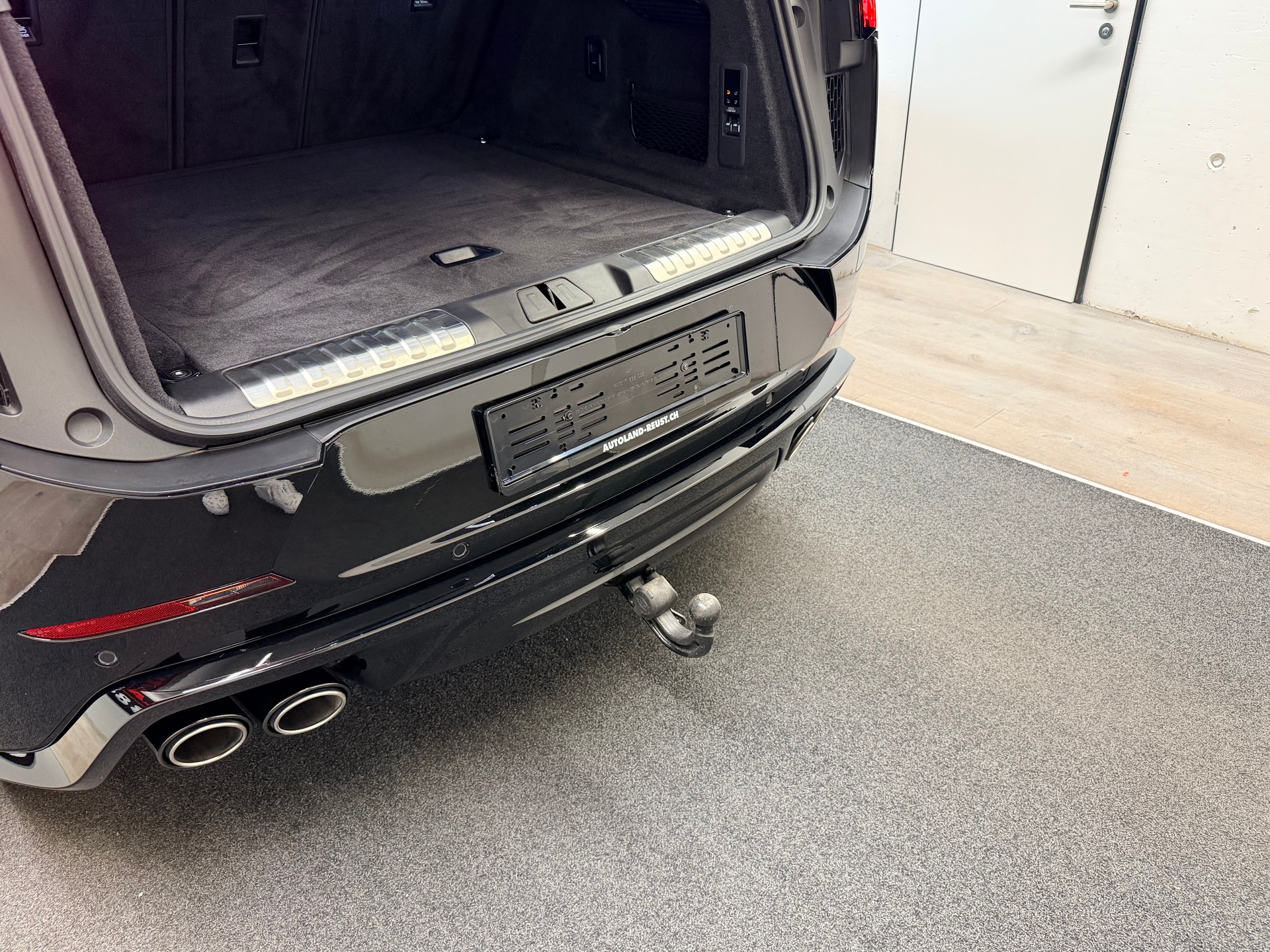 LAND ROVER Range Rover Sport P635 4.4 V8 SV-image-11