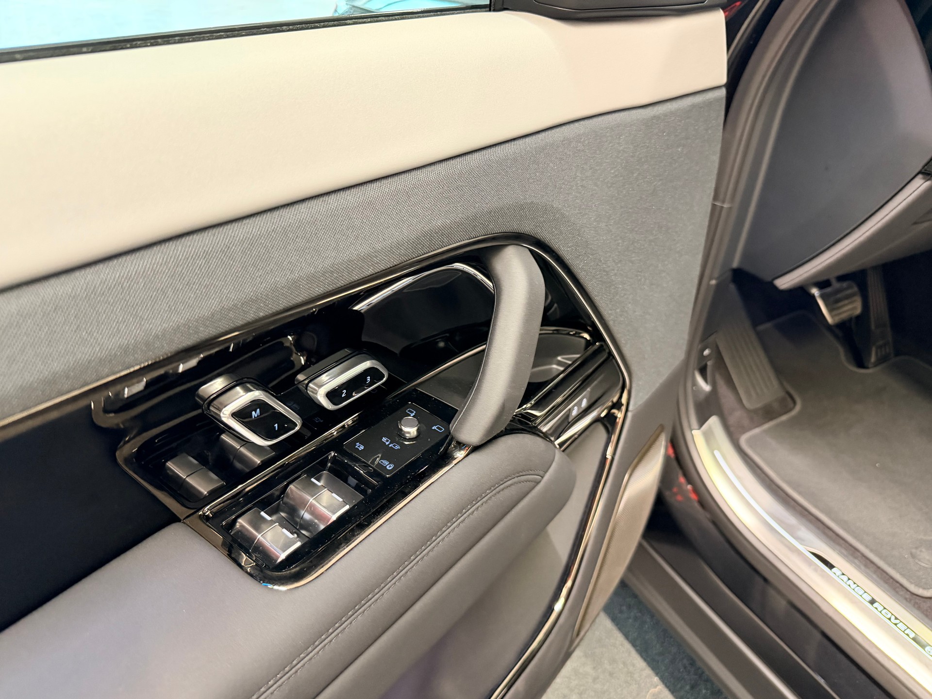 LAND ROVER Range Rover Sport P635 4.4 V8 SV-image-14