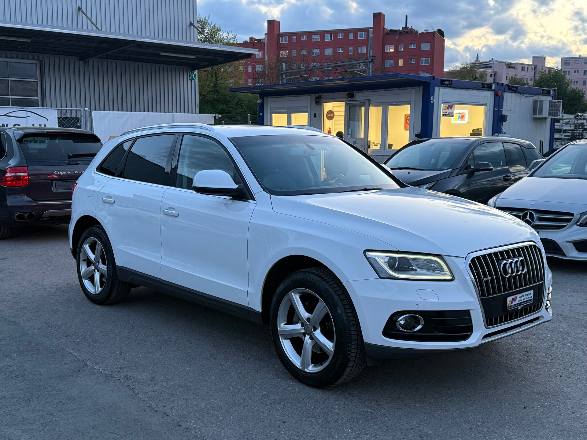 AUDI AUDI Q5 2.0 TFSI quattro tiptronic / Frisch ab MFK & Service / 1 Jahr Garantie / Panoramadach / Leder / Navigation-image-2
