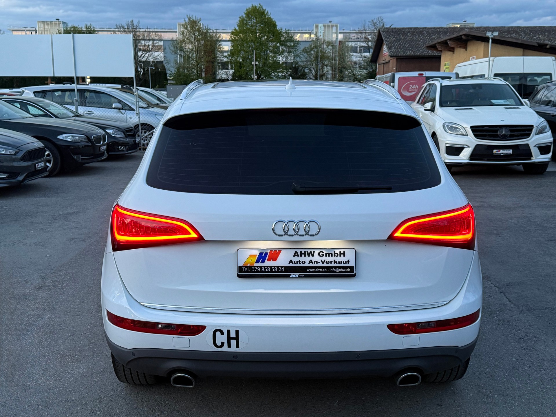 AUDI AUDI Q5 2.0 TFSI quattro tiptronic / Frisch ab MFK & Service / 1 Jahr Garantie / Panoramadach / Leder / Navigation-image-4
