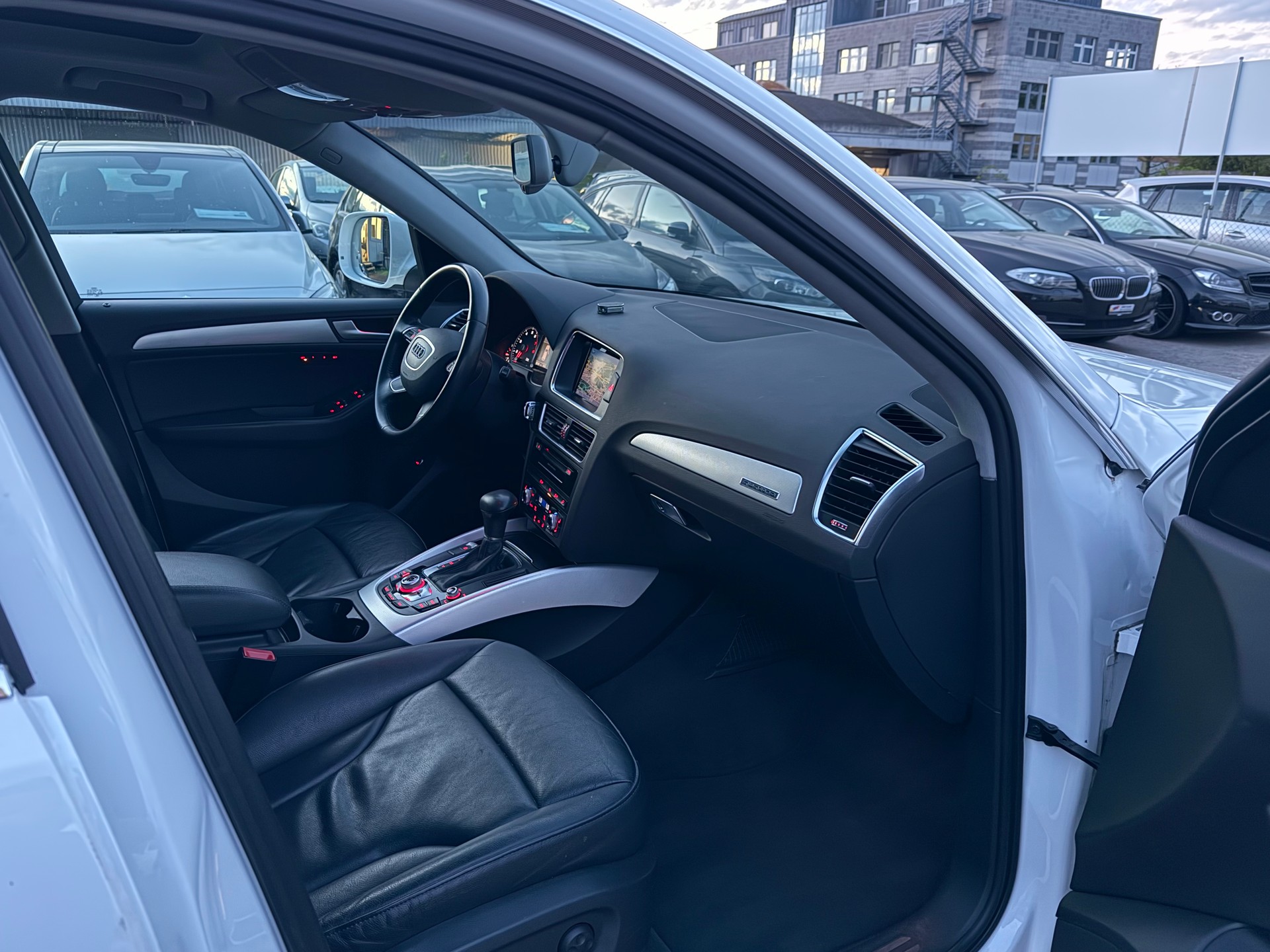 AUDI AUDI Q5 2.0 TFSI quattro tiptronic / Frisch ab MFK & Service / 1 Jahr Garantie / Panoramadach / Leder / Navigation-image-7