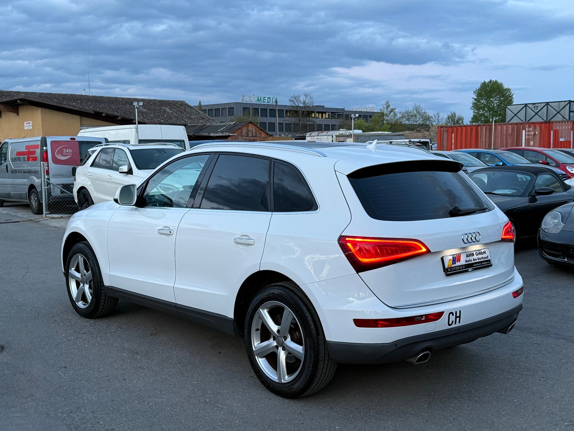 AUDI AUDI Q5 2.0 TFSI quattro tiptronic / Frisch ab MFK & Service / 1 Jahr Garantie / Panoramadach / Leder / Navigation-image-5
